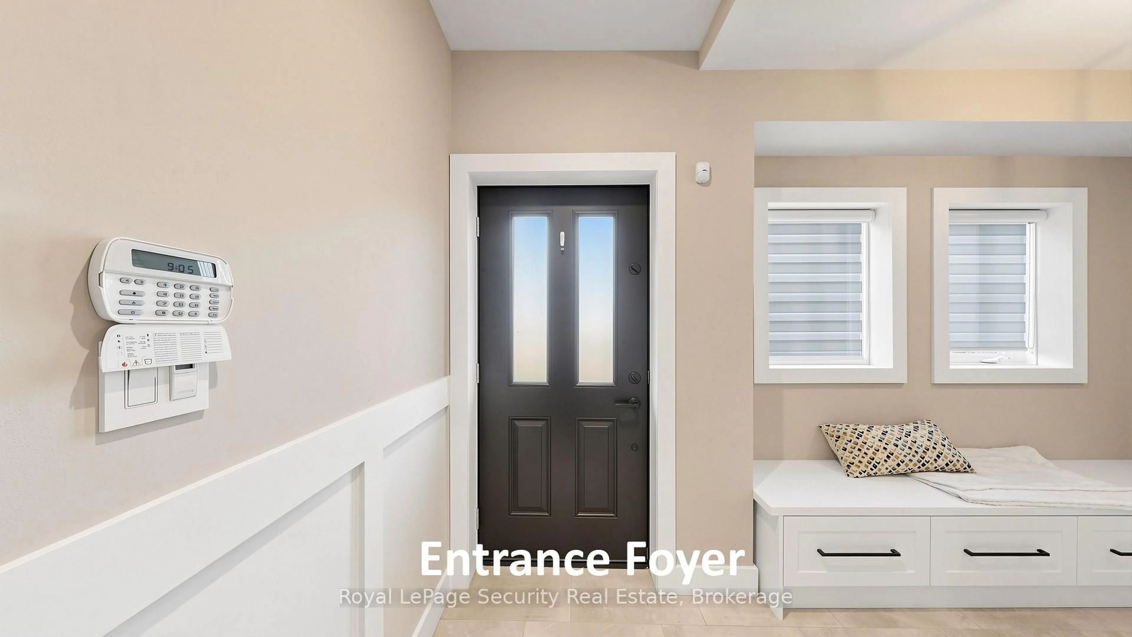 Indoor entryway for 1830 Burnhamthorpe Rd, Mississauga Ontario L4X 2S5
