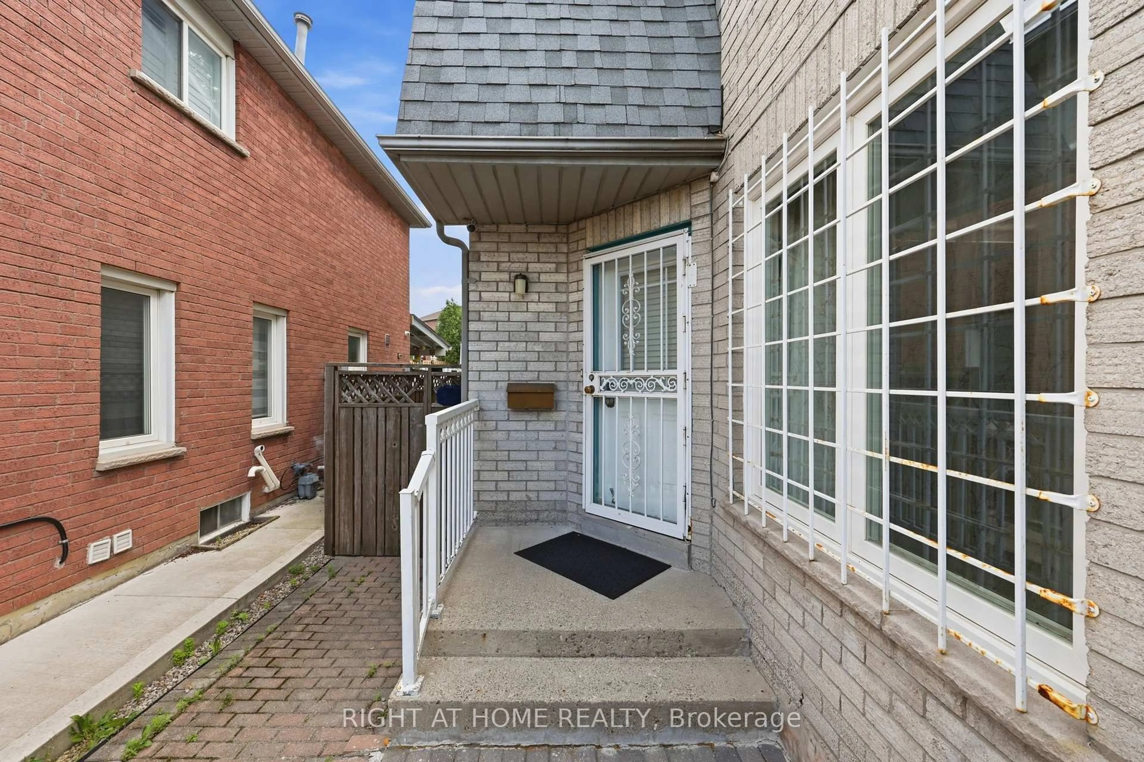 Home with brick exterior material, street for 12 Newman Crt, Brampton Ontario L6S 5T1