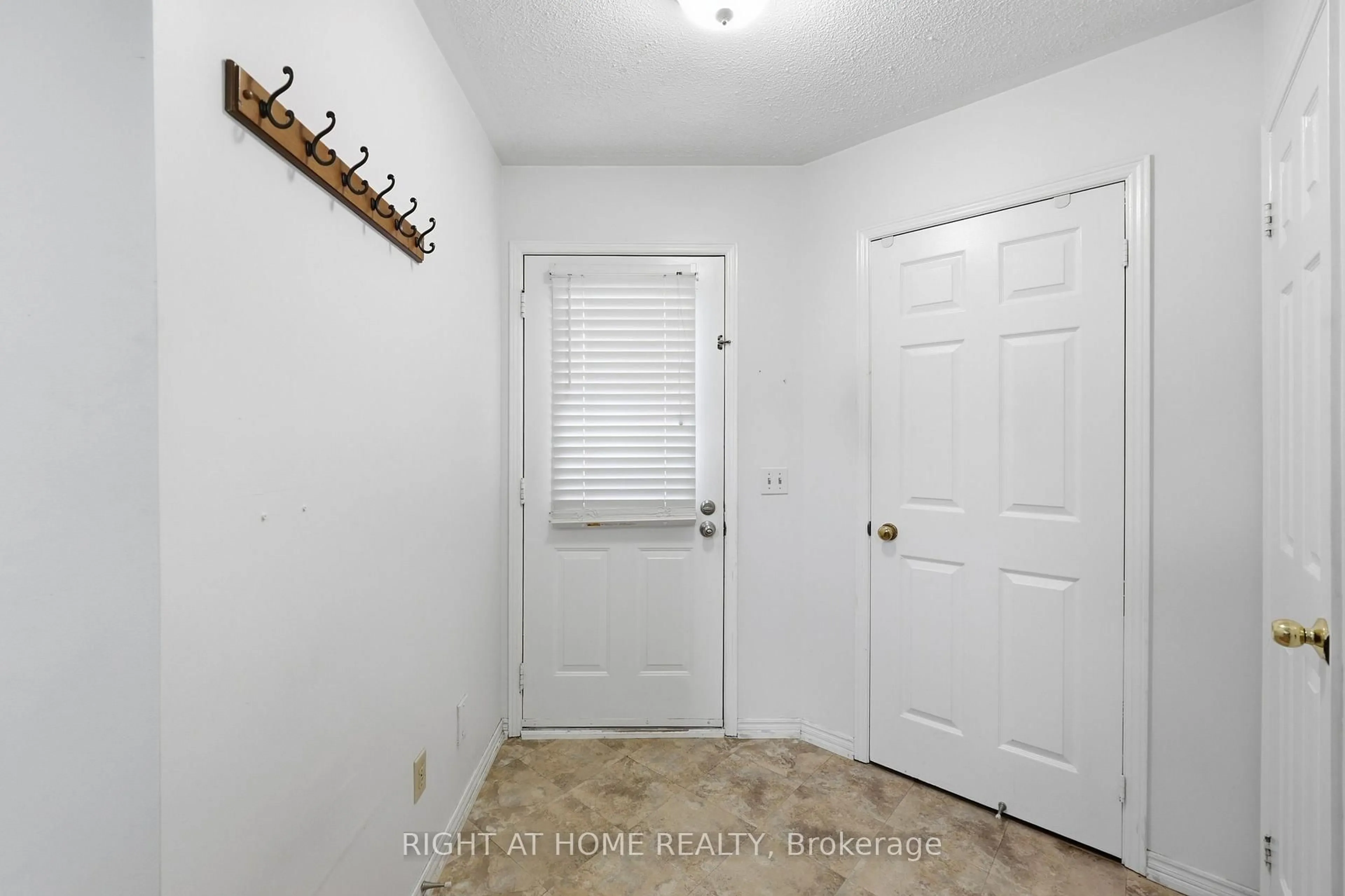 Indoor entryway for 12 Newman Crt, Brampton Ontario L6S 5T1