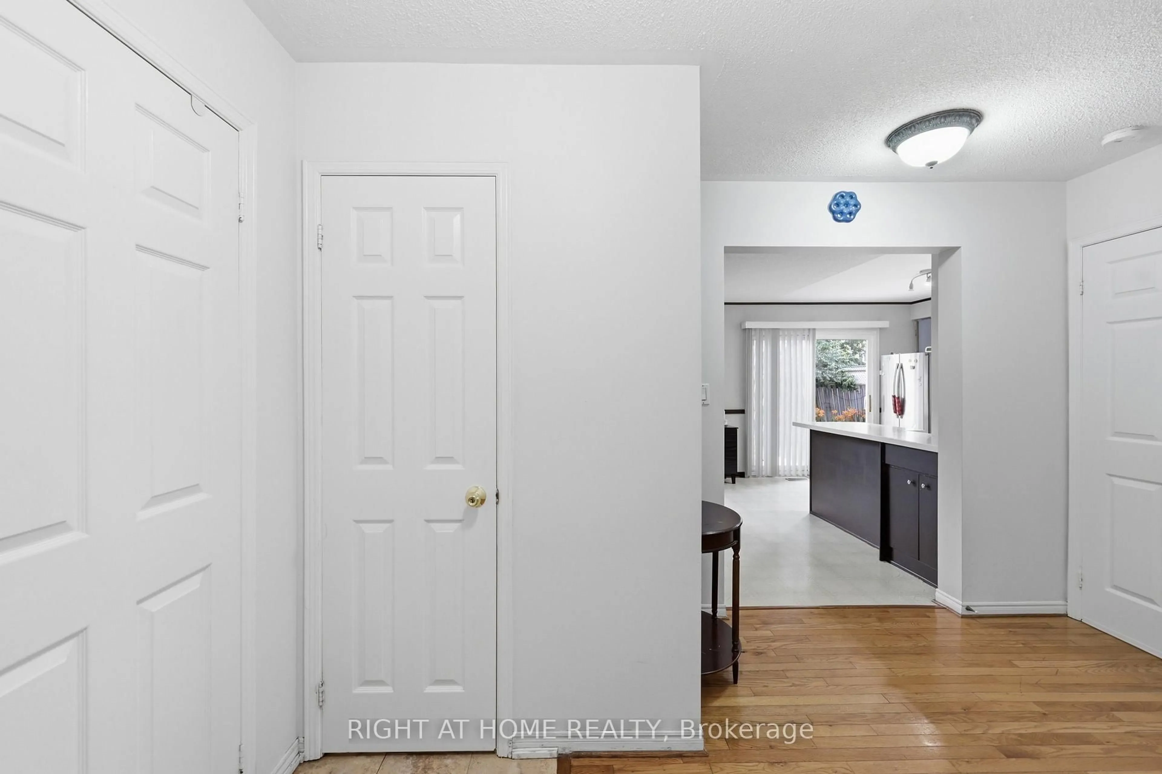 Indoor entryway for 12 Newman Crt, Brampton Ontario L6S 5T1