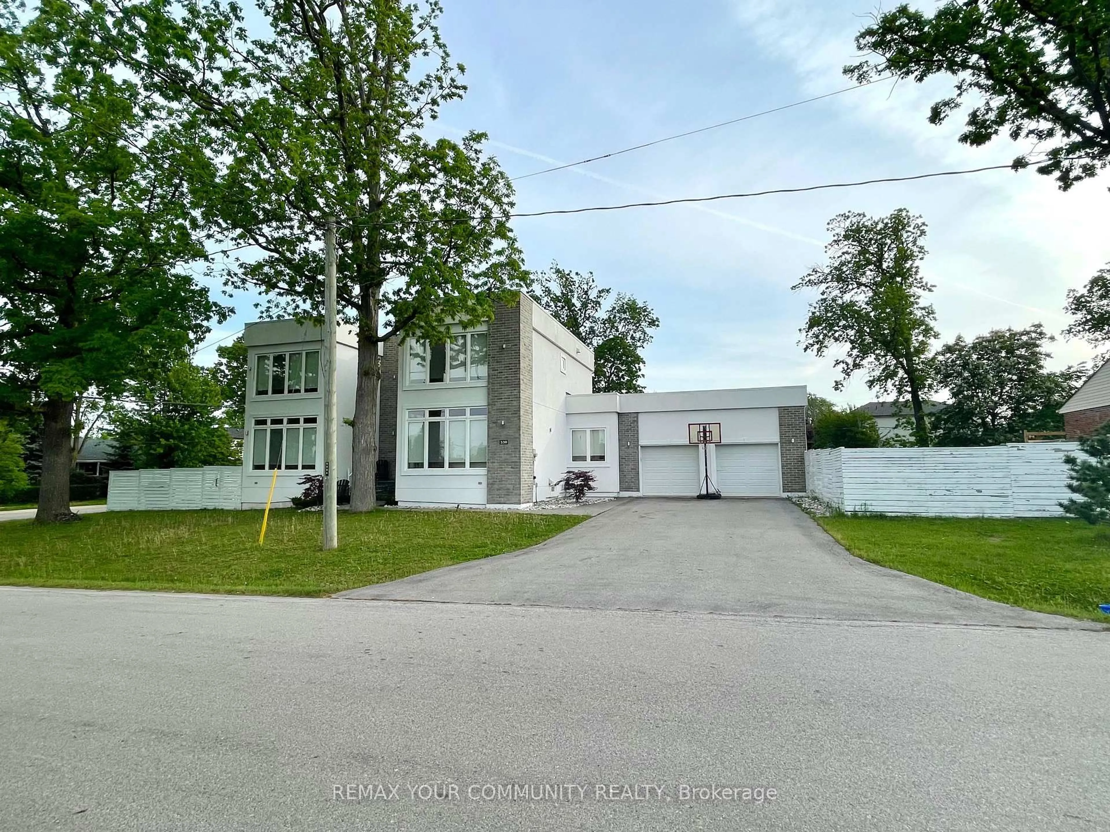 A pic from outside/outdoor area/front of a property/back of a property/a pic from drone, street for 338 Woodale Ave, Oakville Ontario L6K 2N7