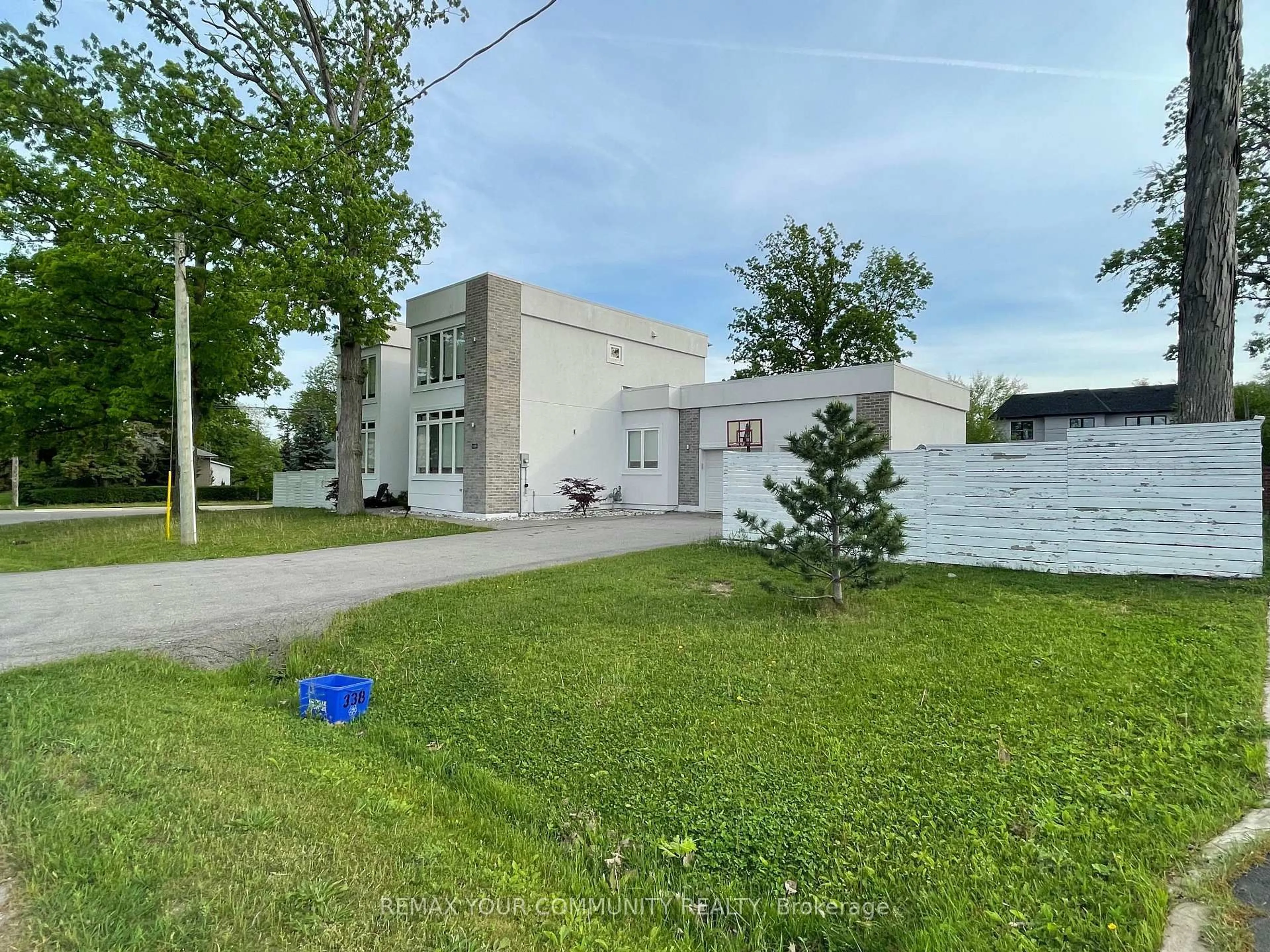 A pic from outside/outdoor area/front of a property/back of a property/a pic from drone, building for 338 Woodale Ave, Oakville Ontario L6K 2N7