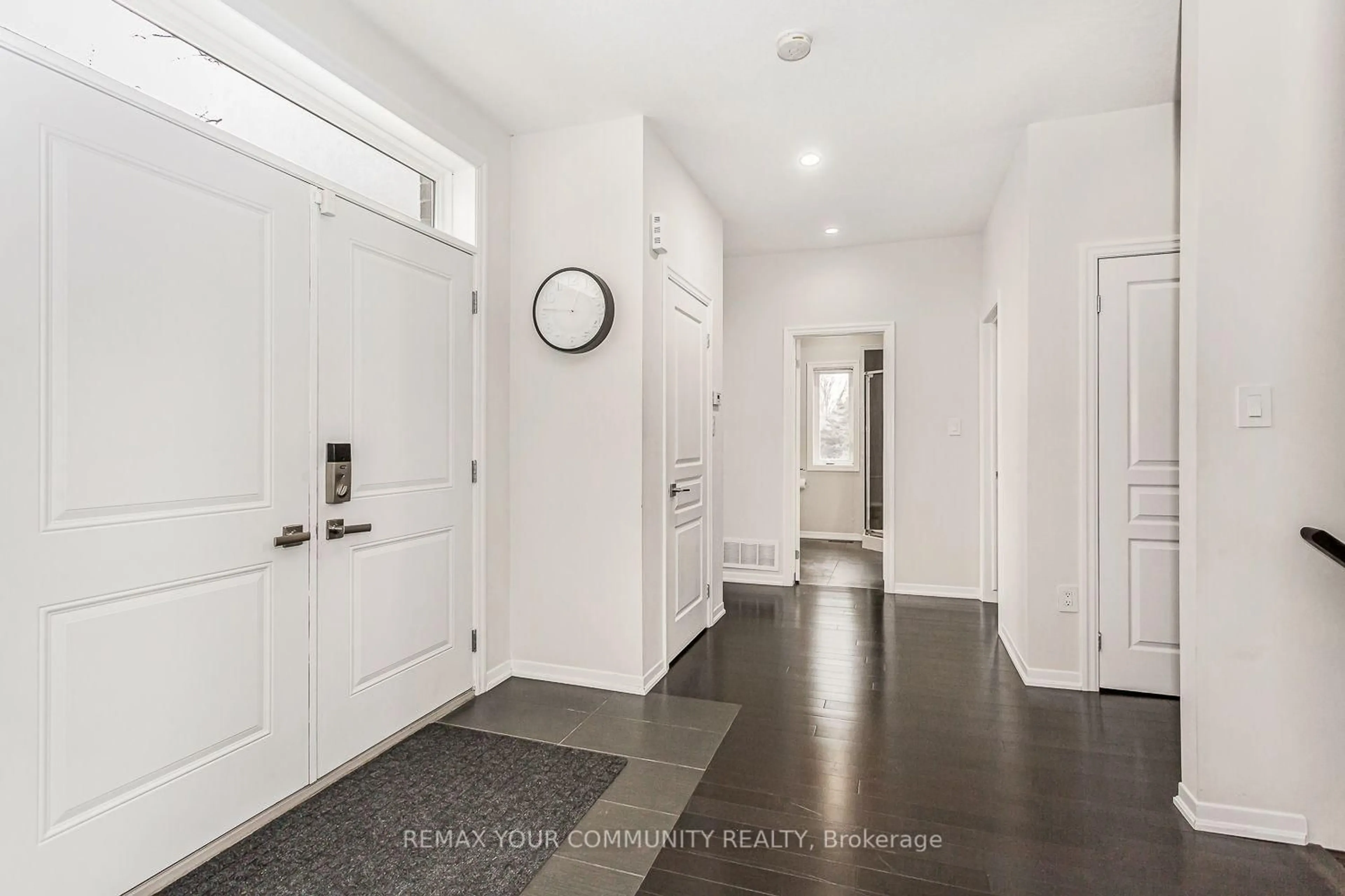 Indoor entryway for 338 Woodale Ave, Oakville Ontario L6K 2N7