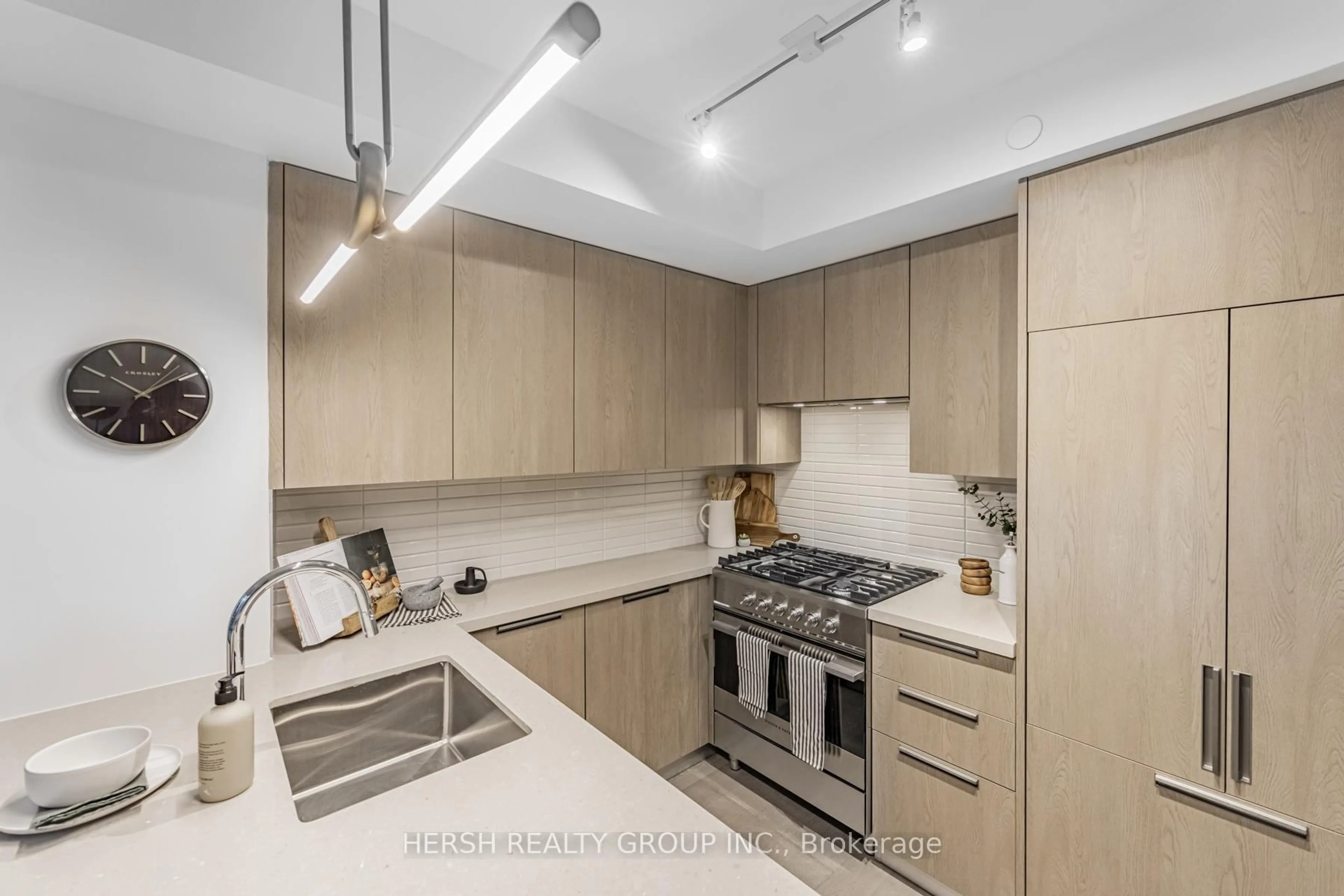 Standard kitchen, unknown for 160 Kingsway Cres #101, Toronto Ontario M8X 2S4