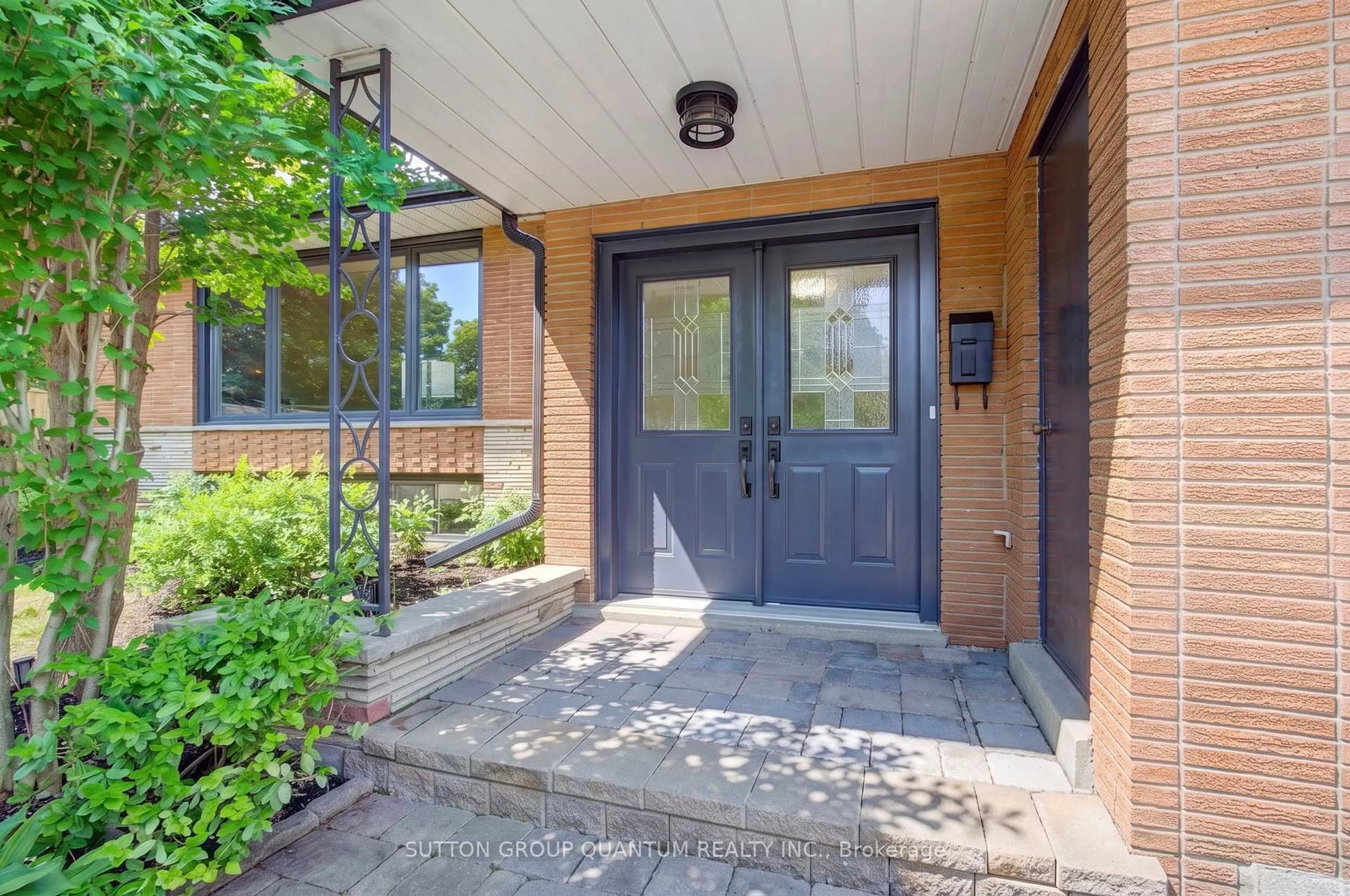 Indoor entryway for 3456 Riverspray Cres, Mississauga Ontario L4Y 3M7