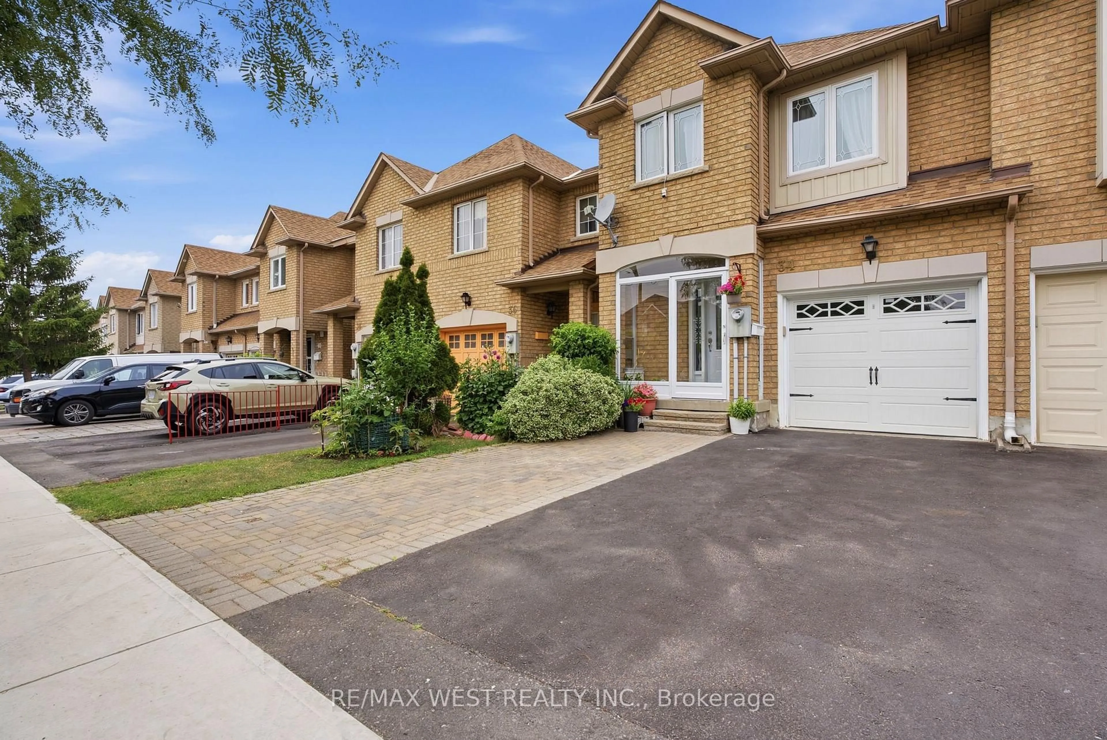 A pic from outside/outdoor area/front of a property/back of a property/a pic from drone, street for 34 Wycombe Rd Rd, Toronto Ontario M3M 2W7
