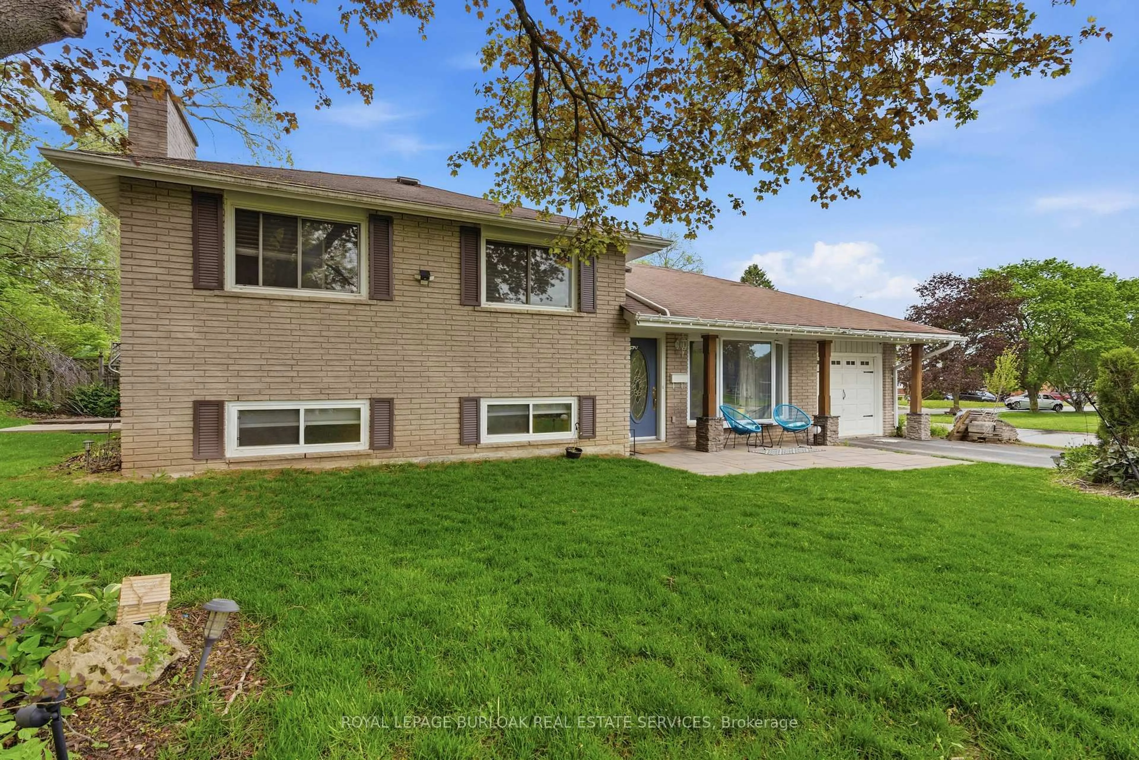 Home with vinyl exterior material, street for 197 Burbank St, Halton Hills Ontario L7J 1S9