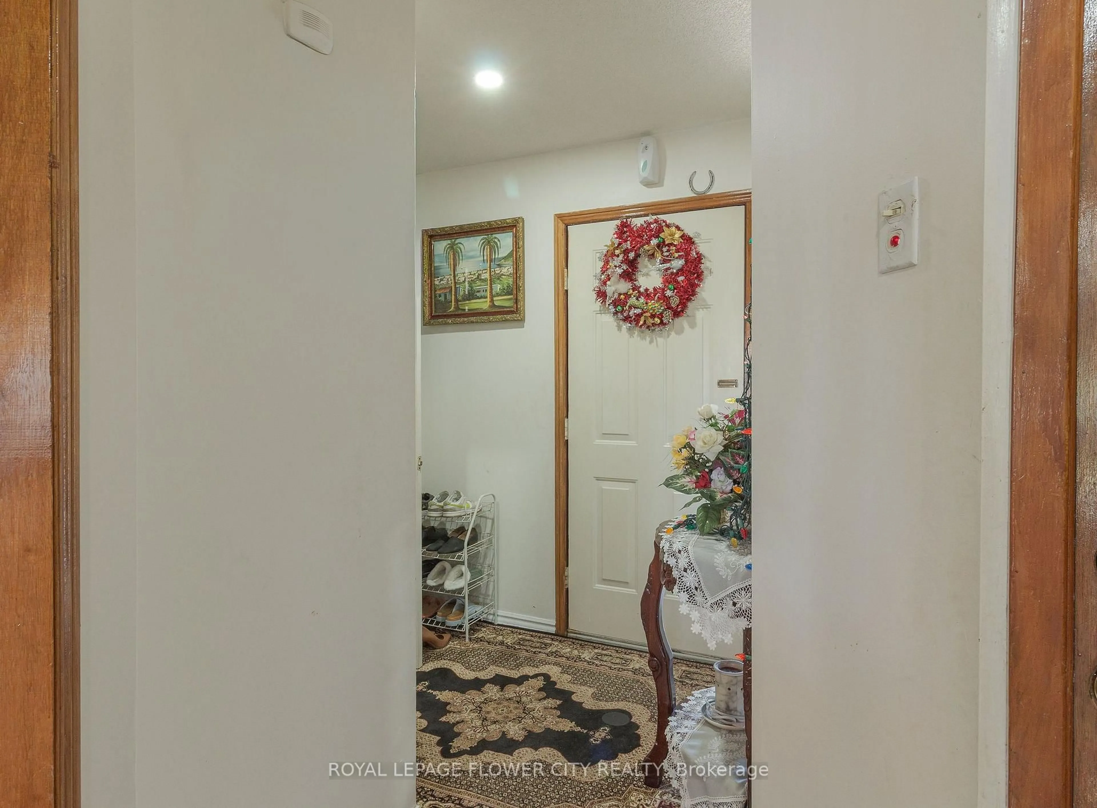 Indoor foyer for 19 Fallen Oak Crt, Brampton Ontario L6Y 3T6