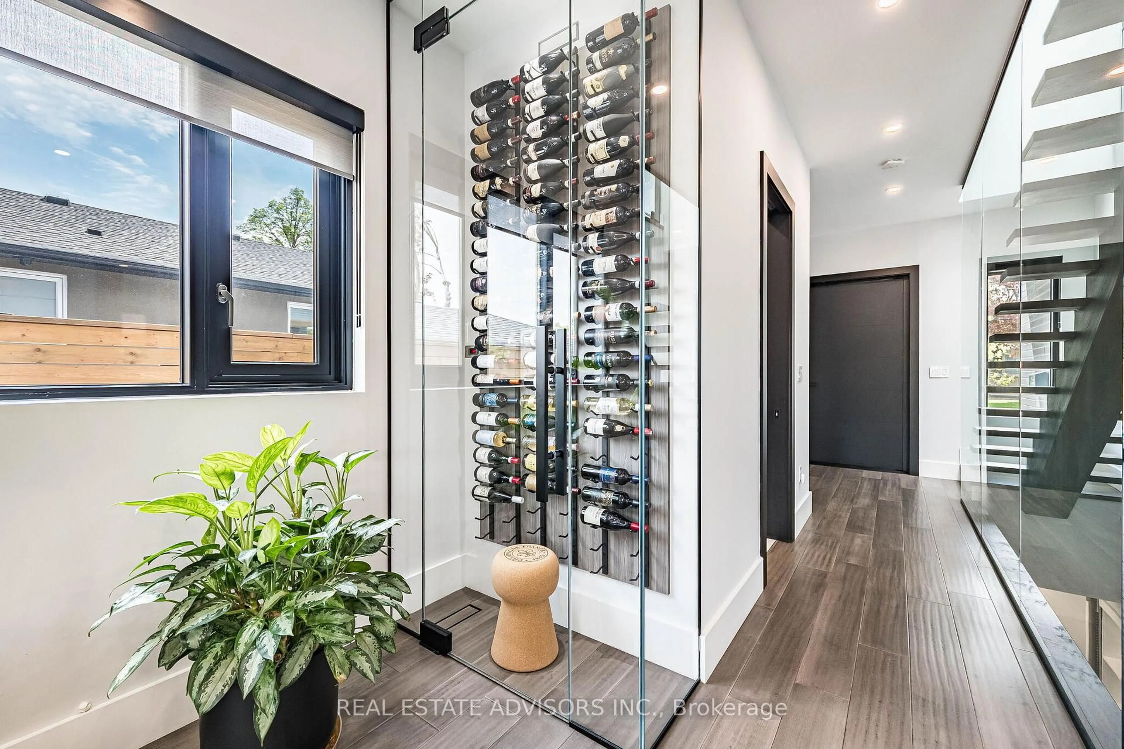 Indoor entryway for 50 Beckwith Rd, Toronto Ontario M9C 3Y1