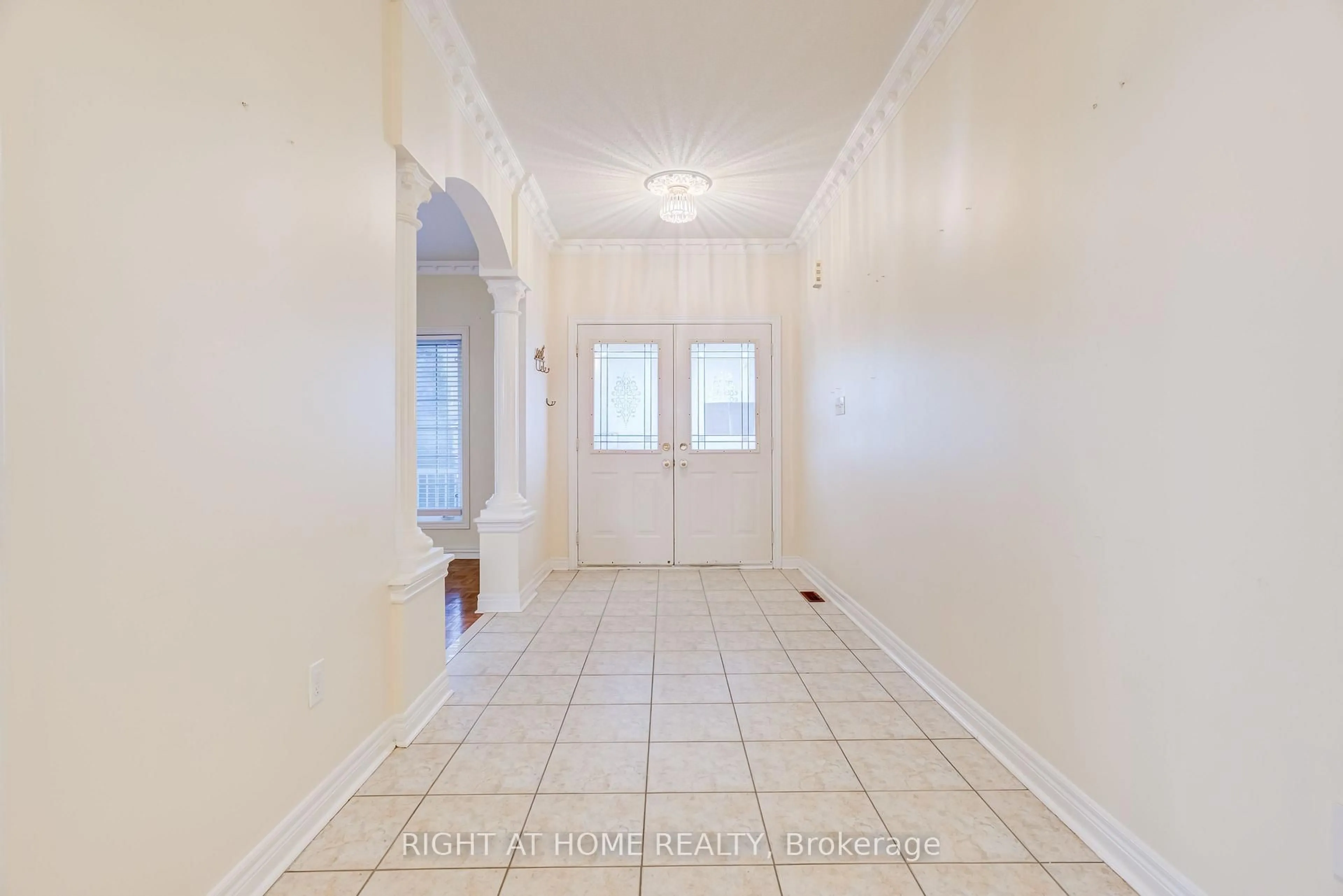 Indoor entryway for 6 Hidden Peak Dr, Brampton Ontario L6R 3G8