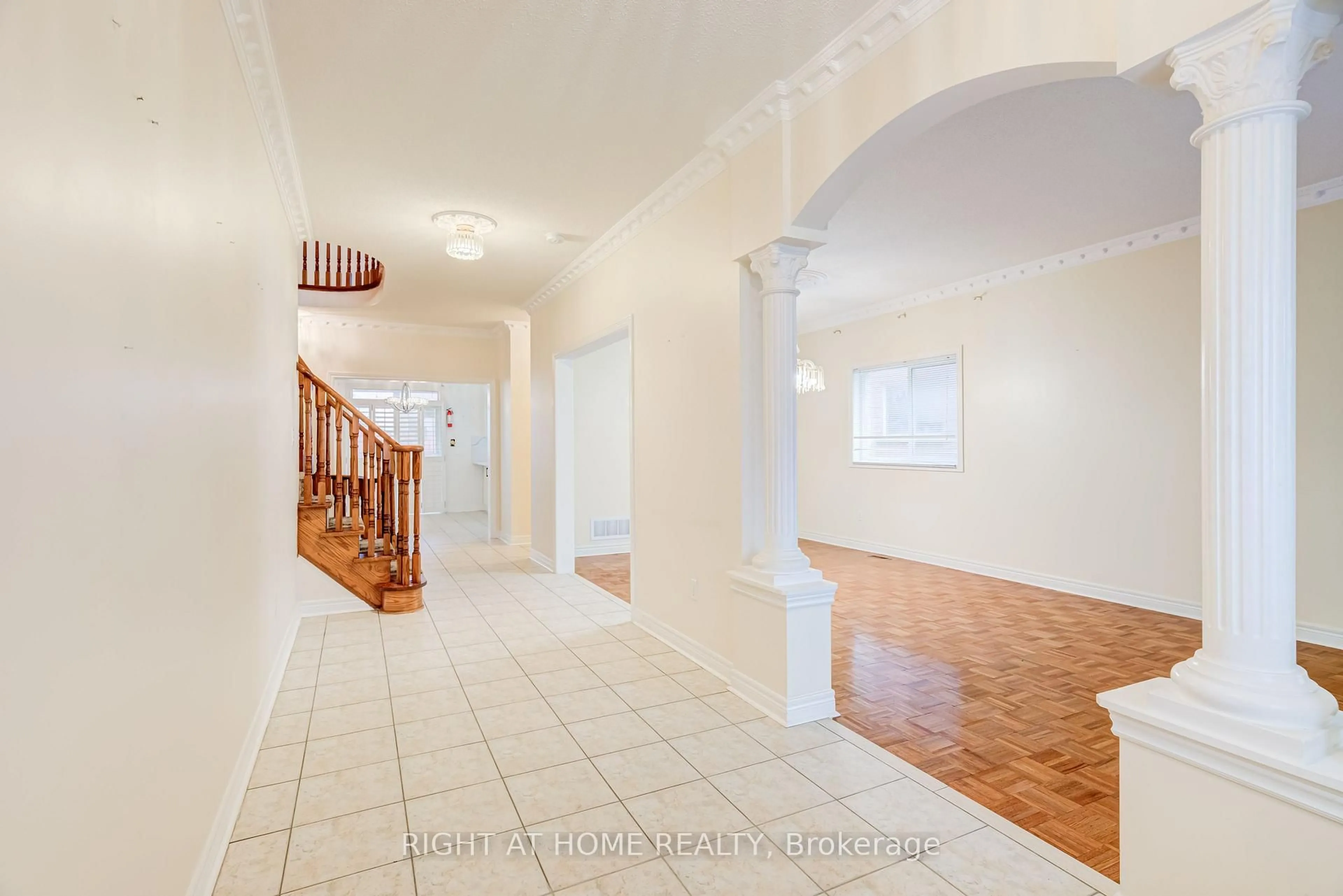 Indoor entryway for 6 Hidden Peak Dr, Brampton Ontario L6R 3G8
