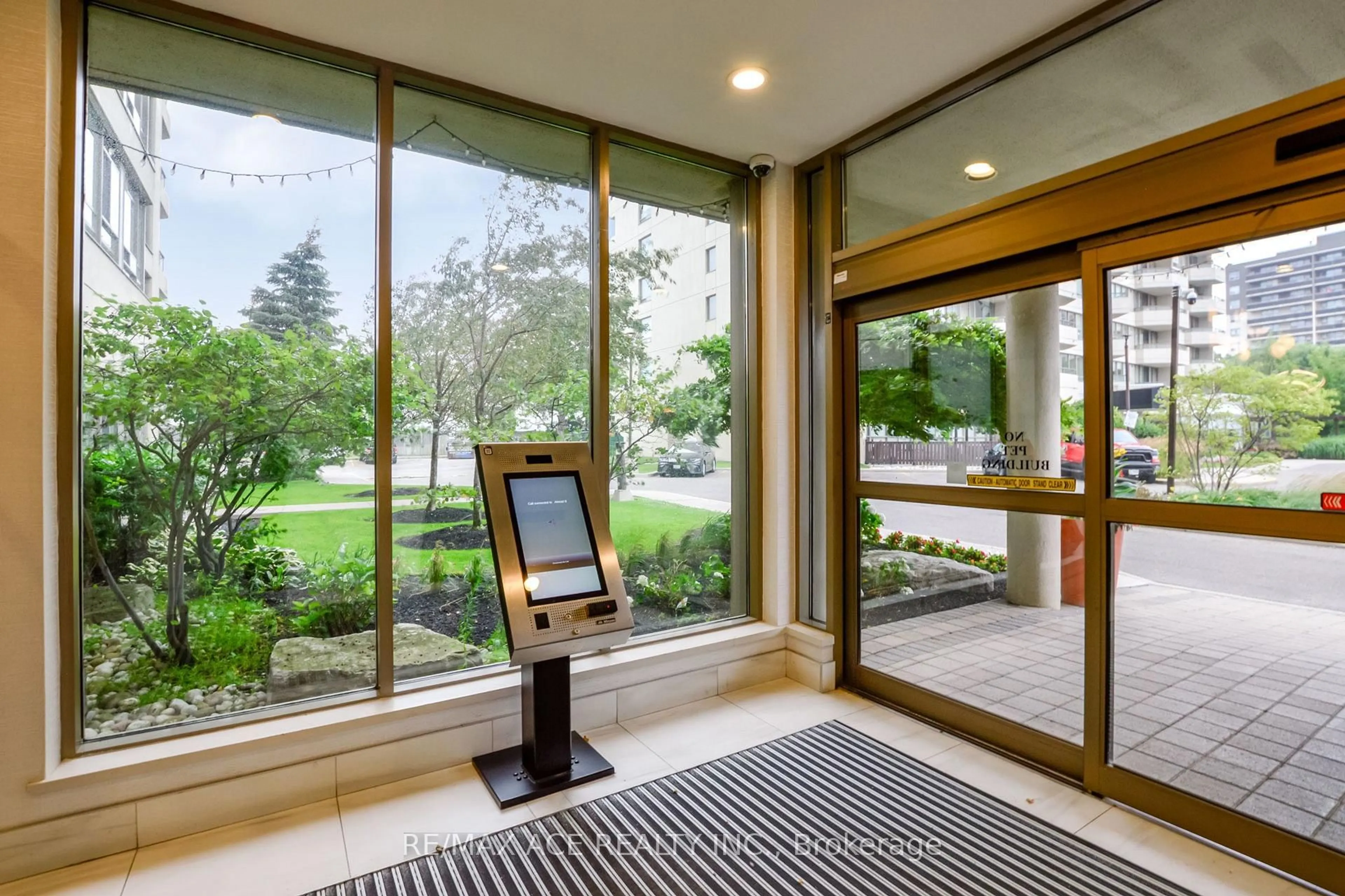 Indoor foyer for 75 King St #201, Mississauga Ontario L5A 4G5