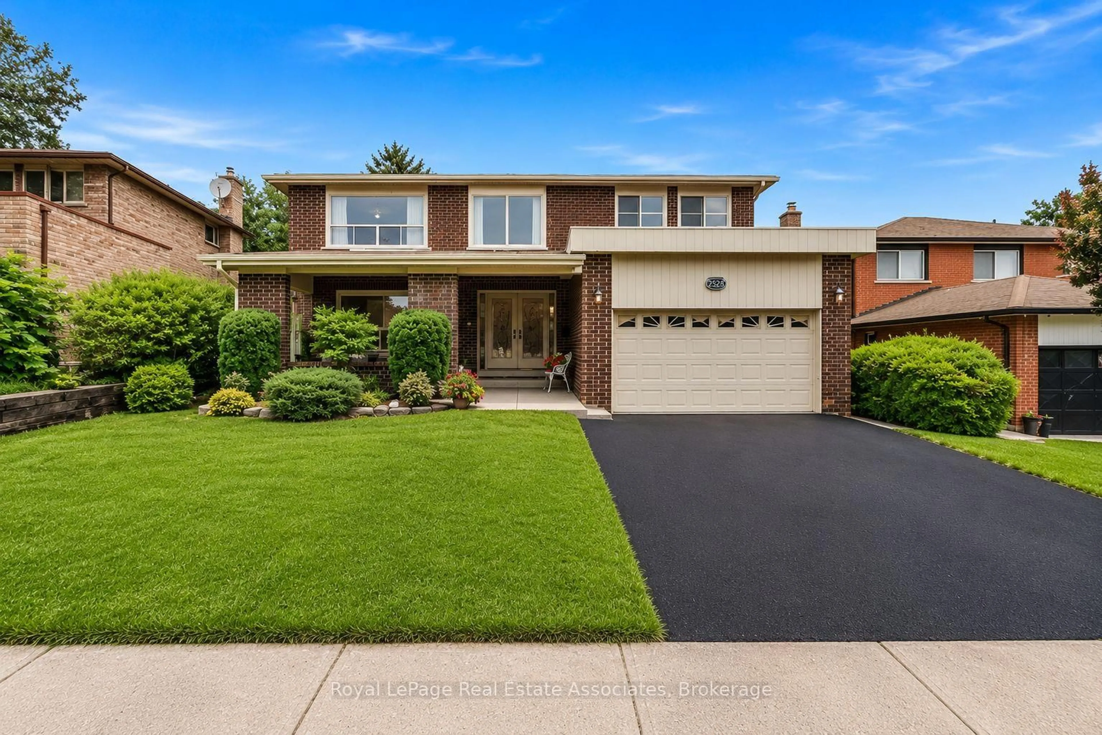 Home with brick exterior material, street for 2529 Claymore Cres, Mississauga Ontario L5C 3A2