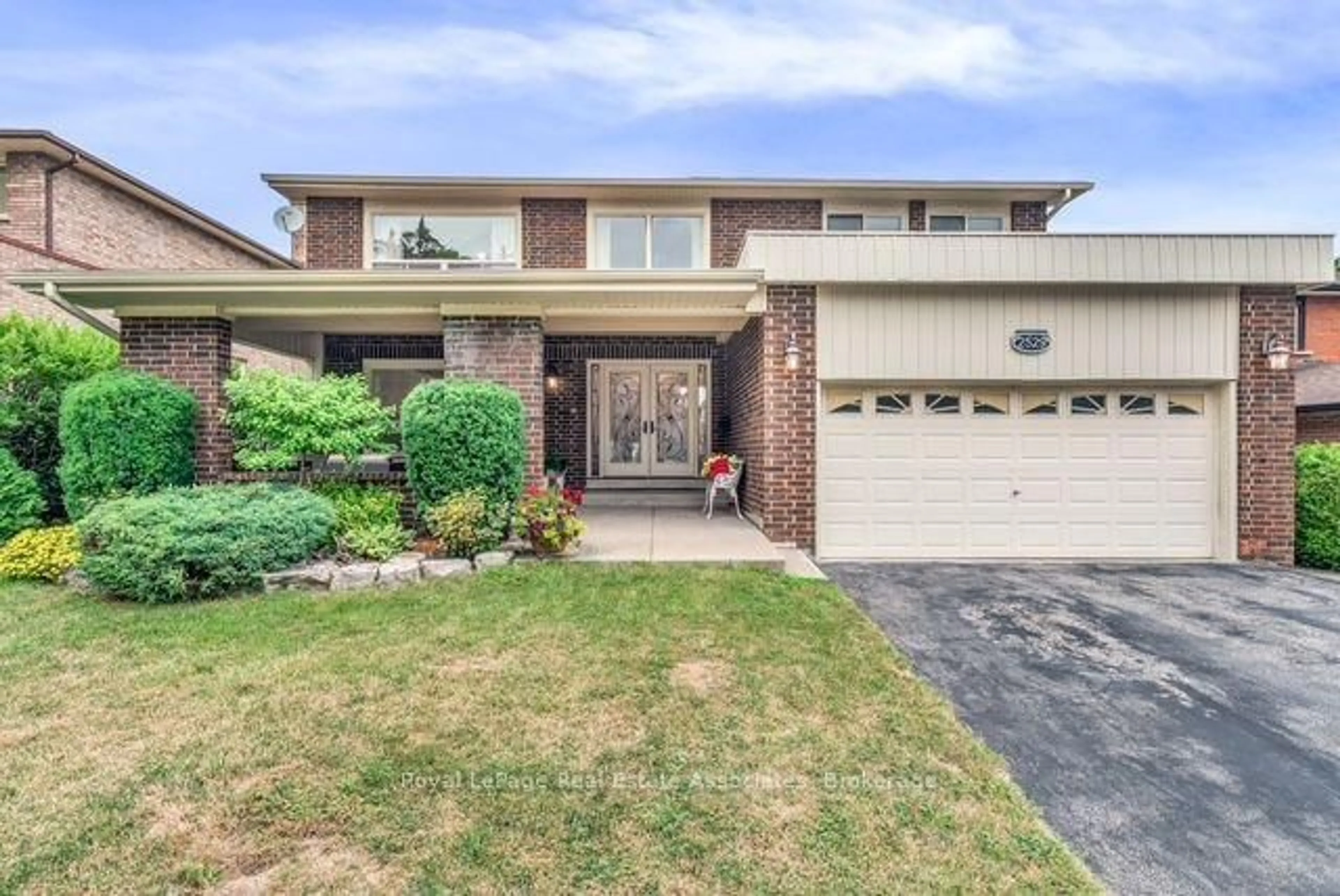 Home with brick exterior material, street for 2529 Claymore Cres, Mississauga Ontario L5C 3A2