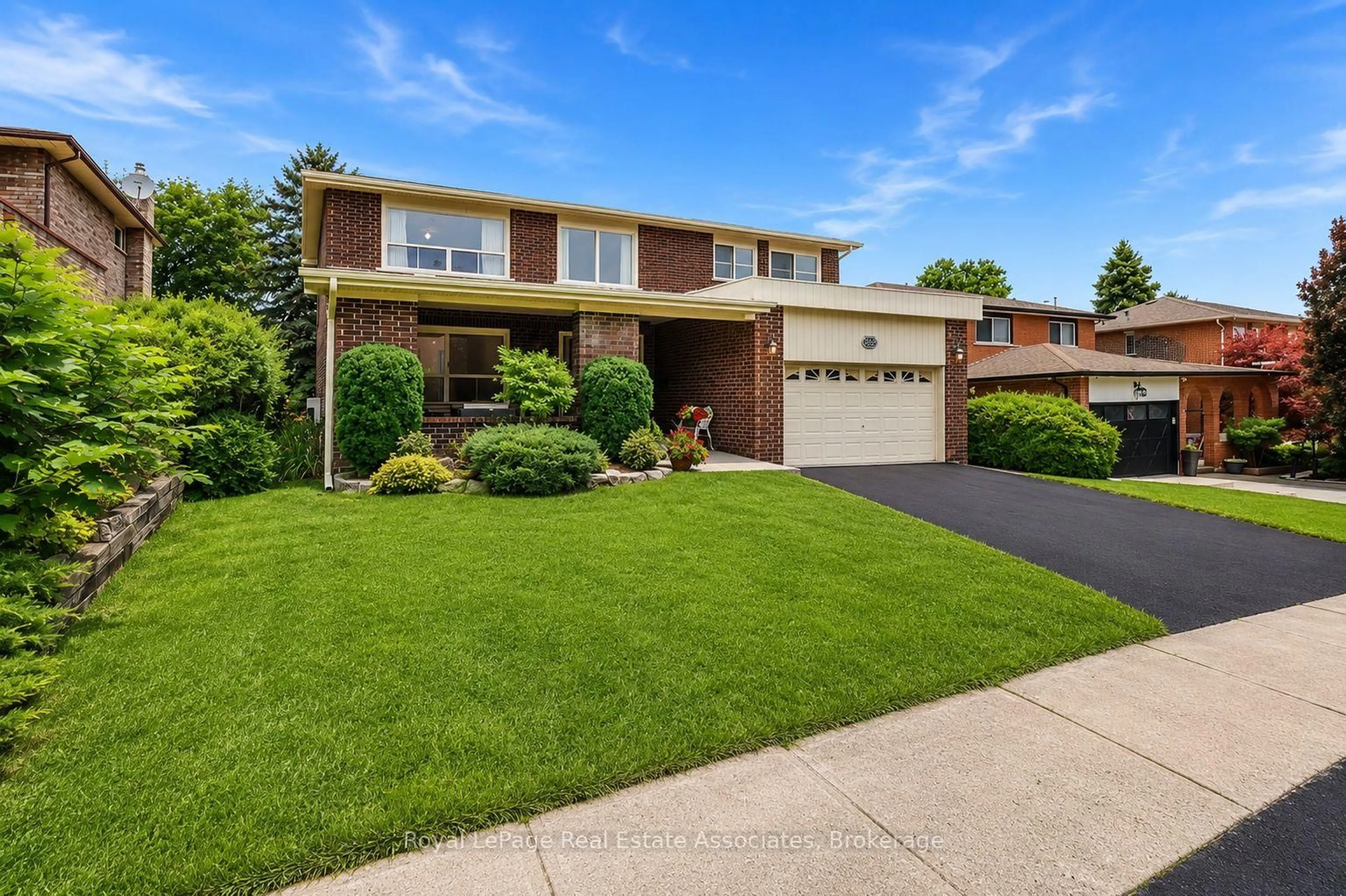 Home with brick exterior material, street for 2529 Claymore Cres, Mississauga Ontario L5C 3A2