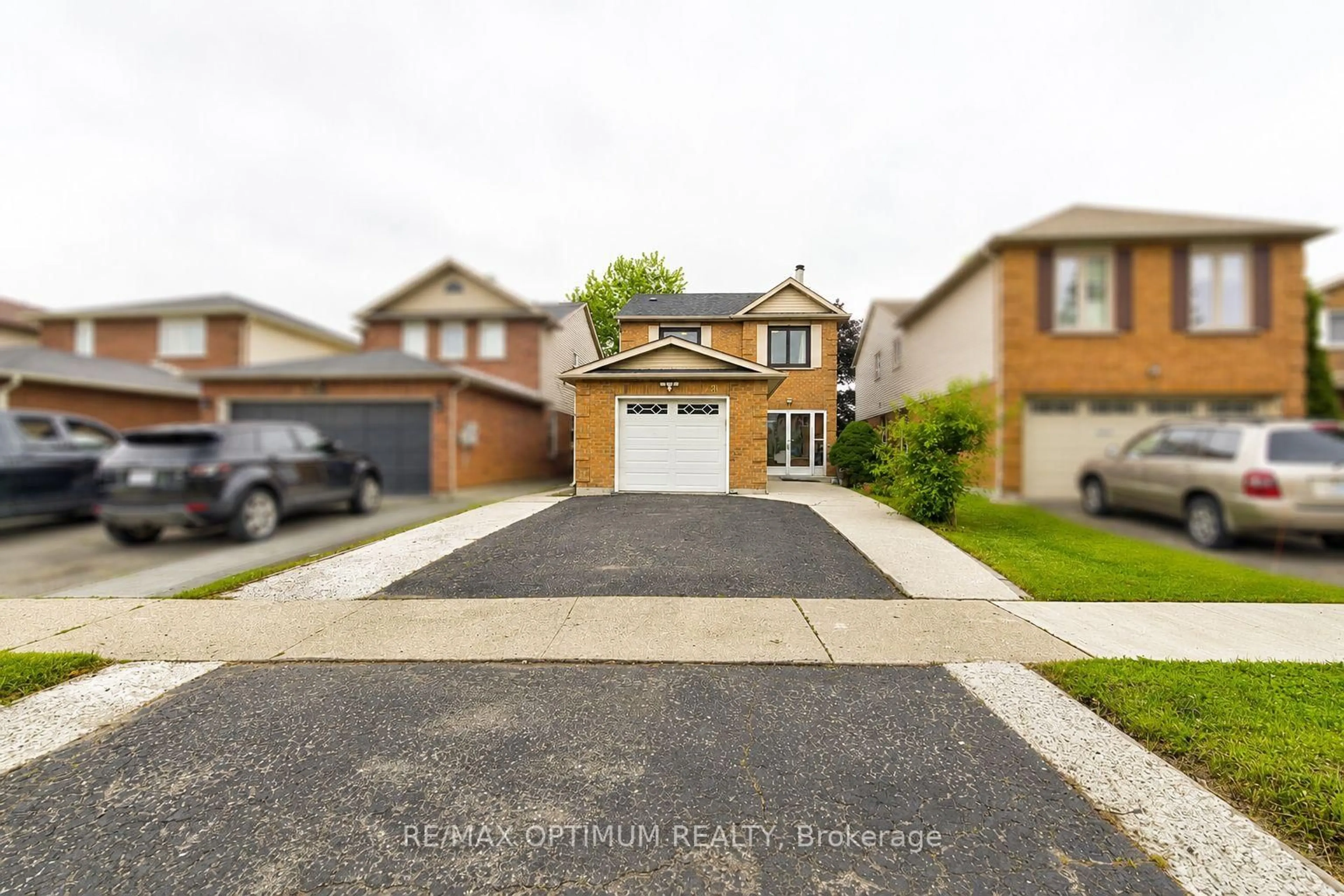 A pic from outside/outdoor area/front of a property/back of a property/a pic from drone, street for 28 Stalbridge Ave, Brampton Ontario L6Y 4H2