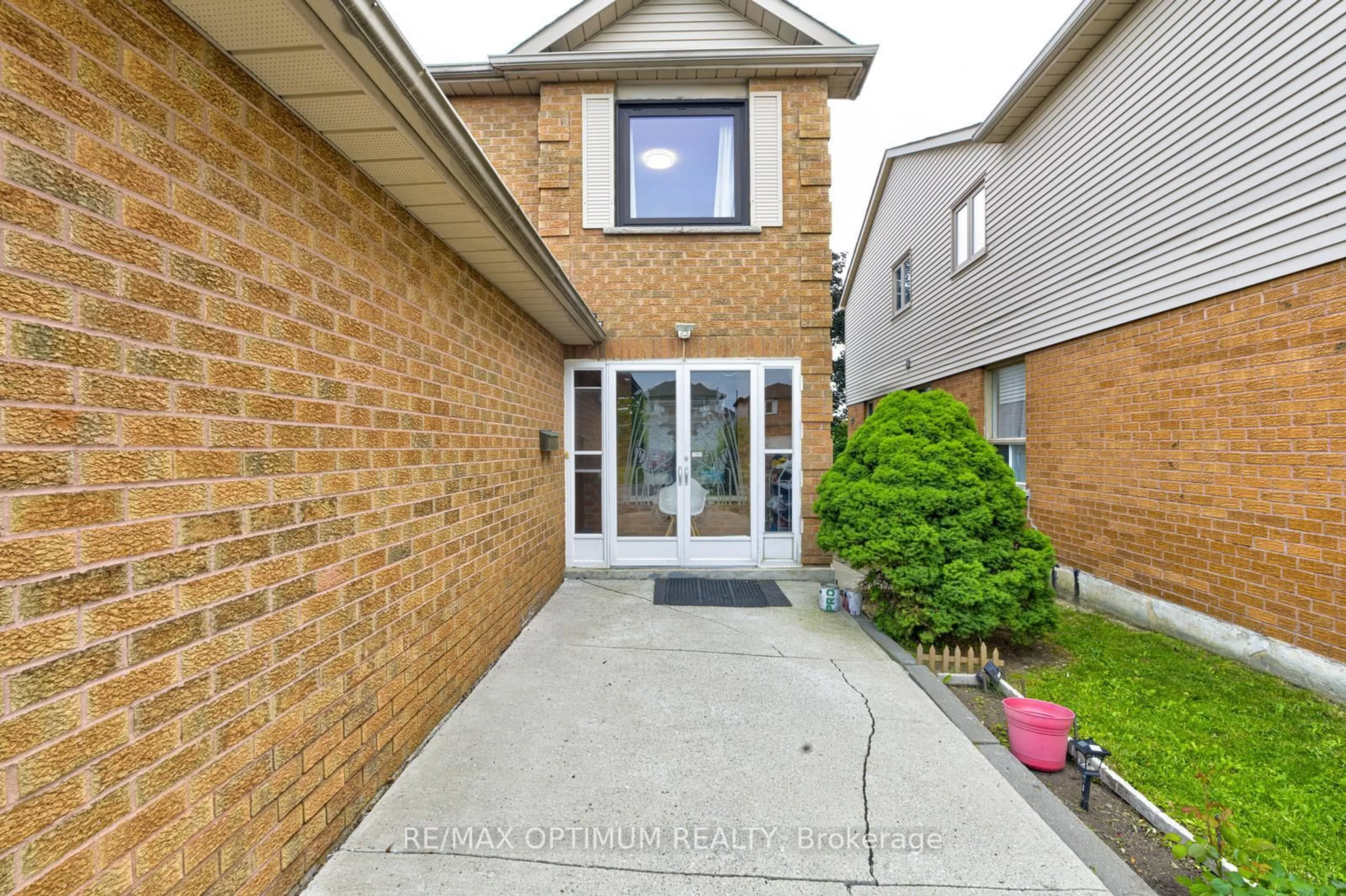 Unknown for 28 Stalbridge Ave, Brampton Ontario L6Y 4H2