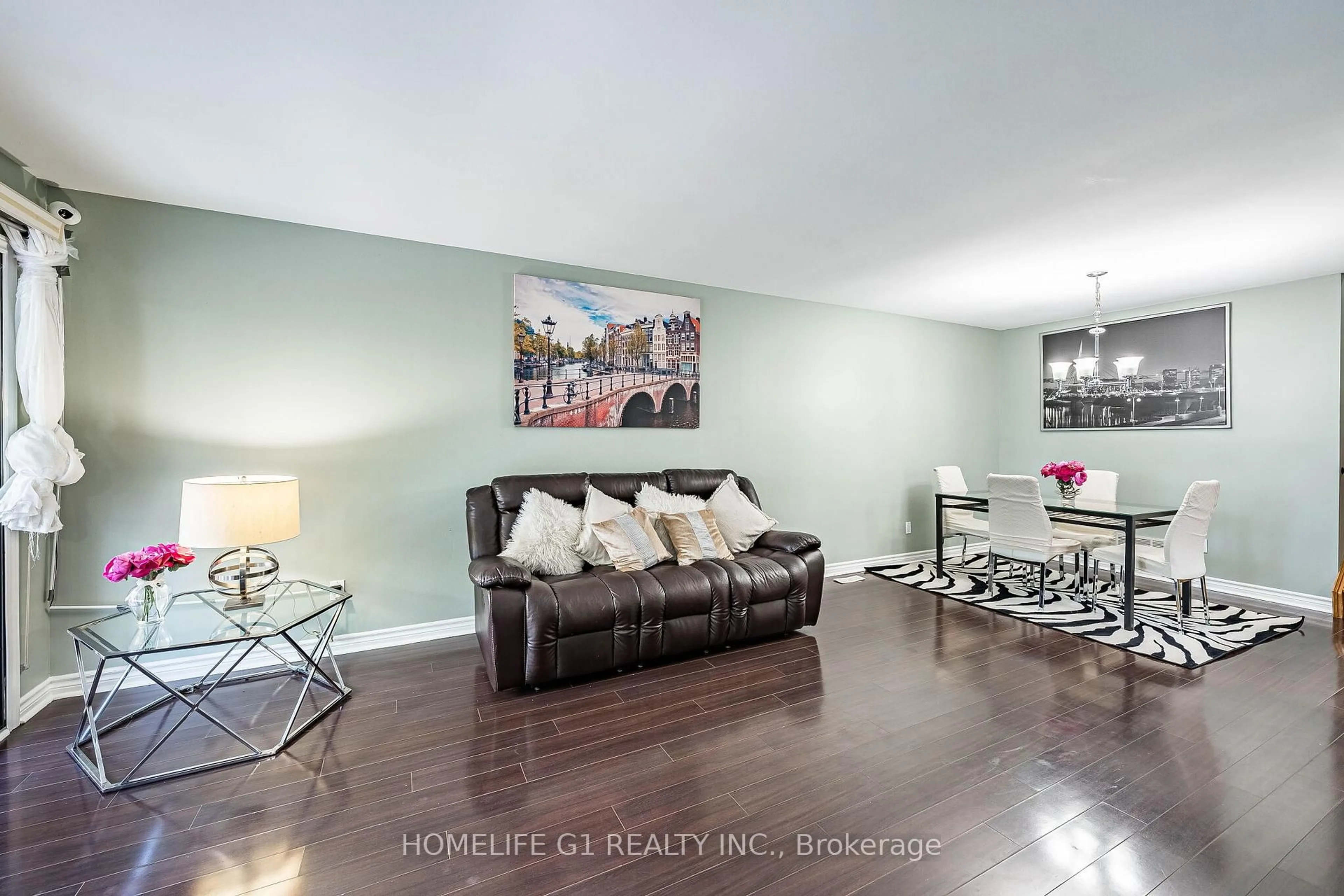 Living room with furniture, unknown for 8 Holgate Crt, Brampton Ontario L6Z 1S1