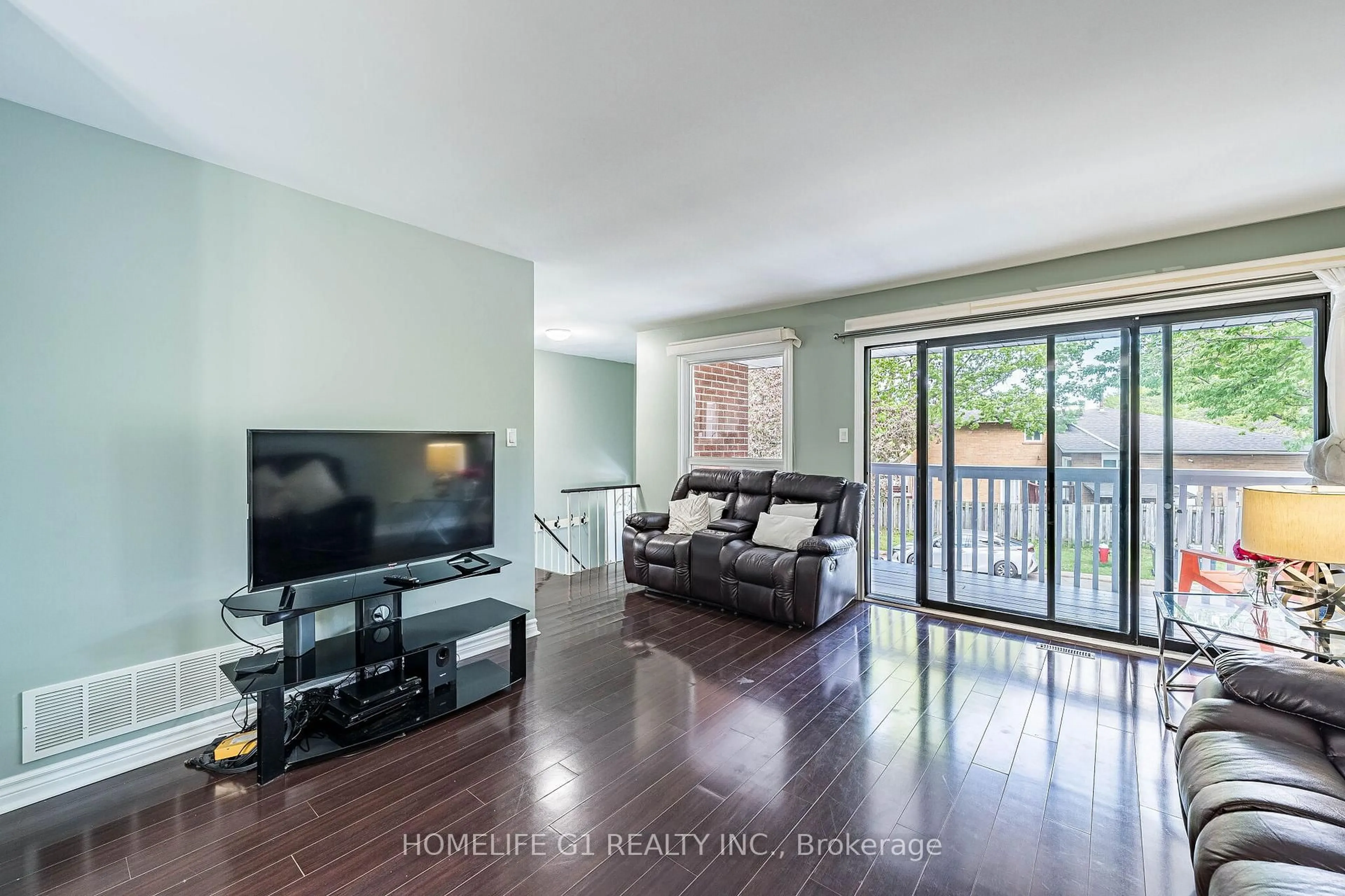 Living room with furniture, unknown for 8 Holgate Crt, Brampton Ontario L6Z 1S1