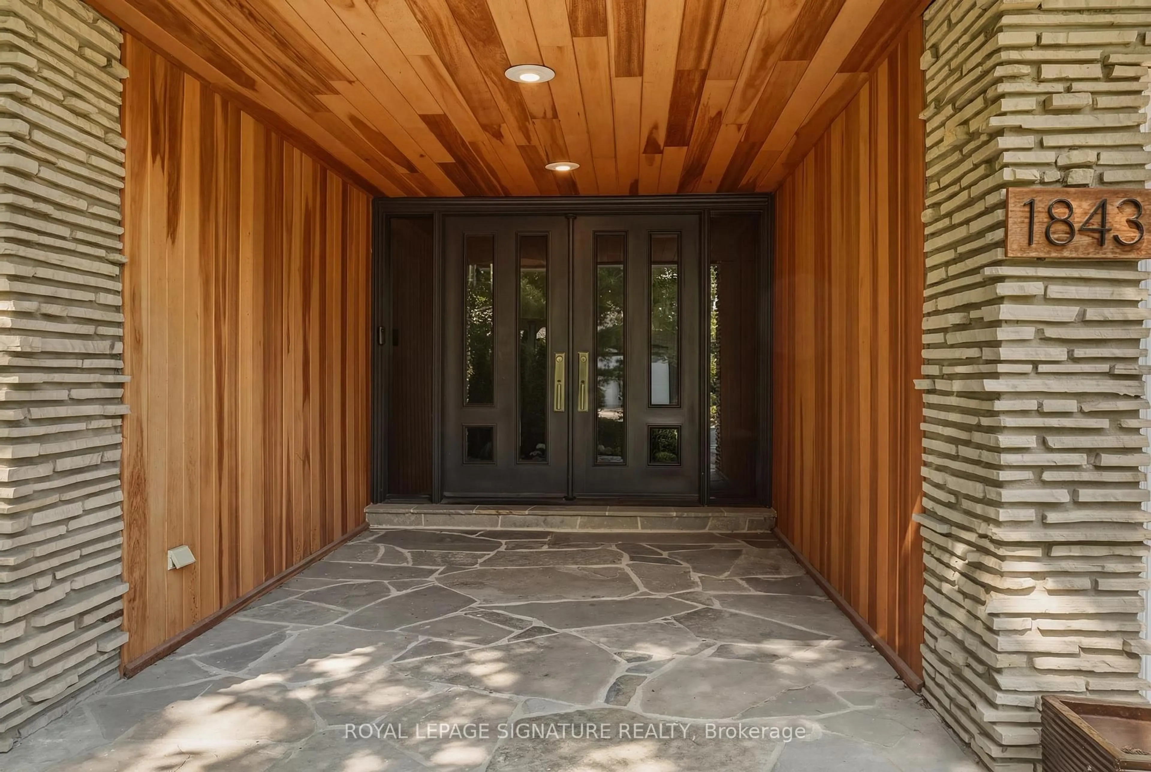 Indoor entryway for 1843 Stonepath Cres, Mississauga Ontario L4X 1Y1
