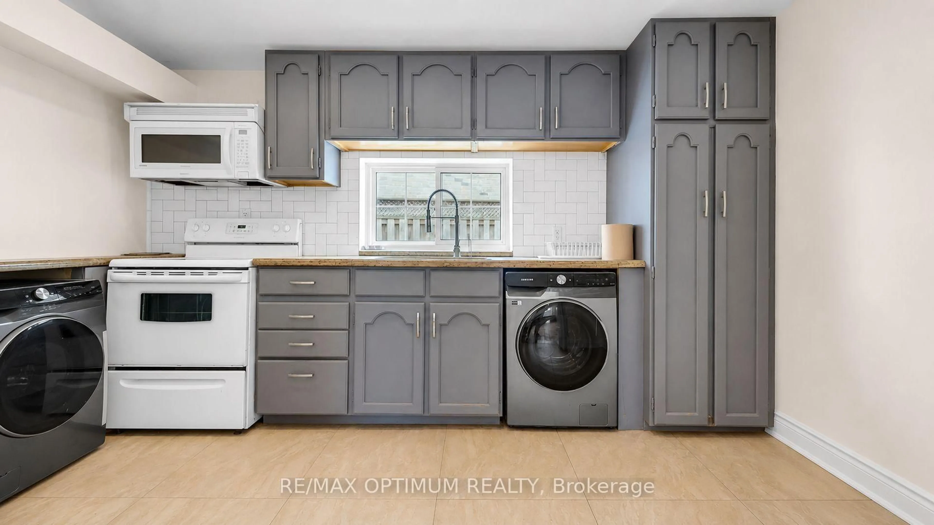 Standard kitchen, unknown for 59 Railroad St, Brampton Ontario L6X 1G5