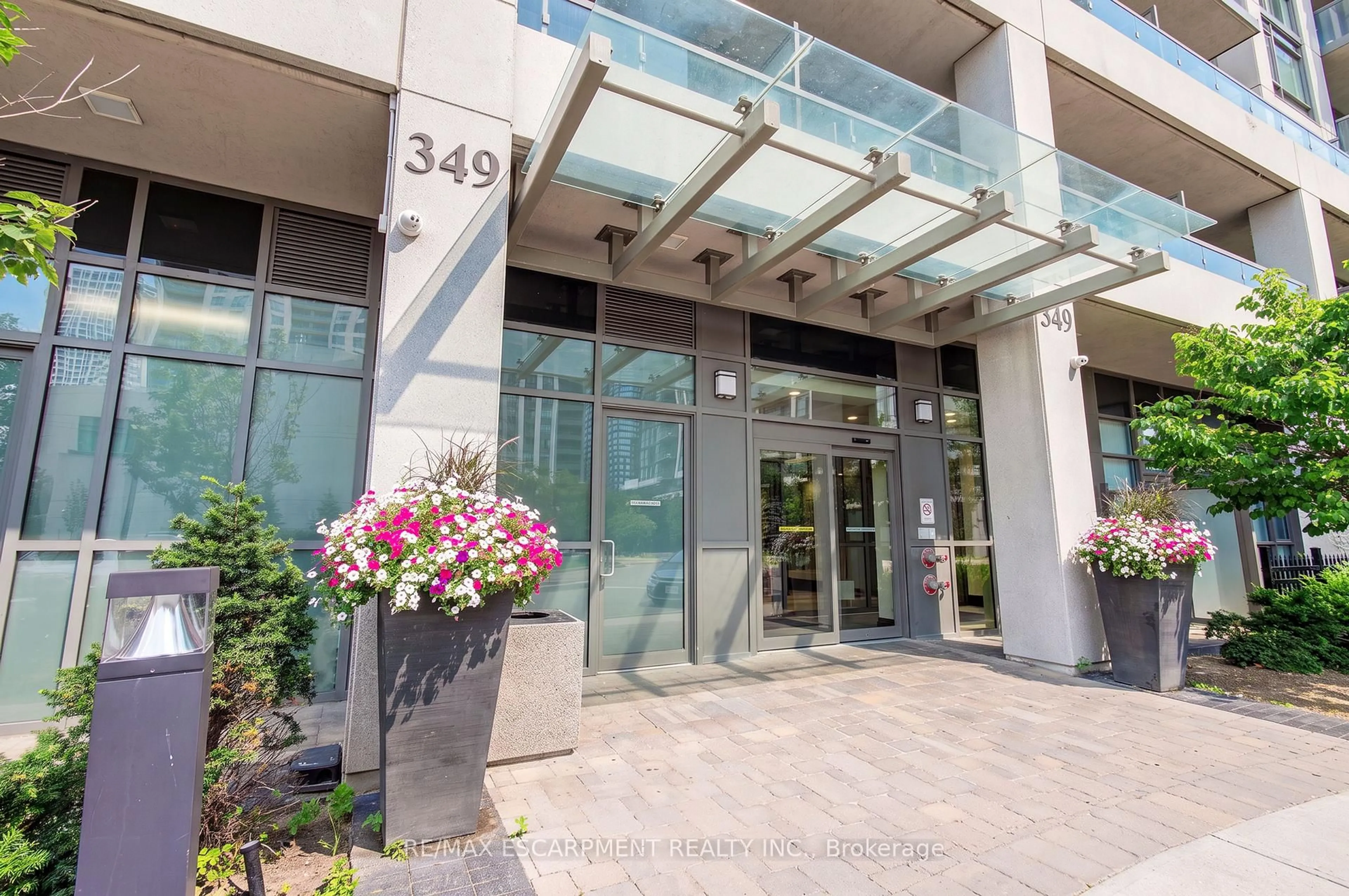 Indoor foyer for 349 Rathburn Rd #107, Mississauga Ontario L5B 0G9