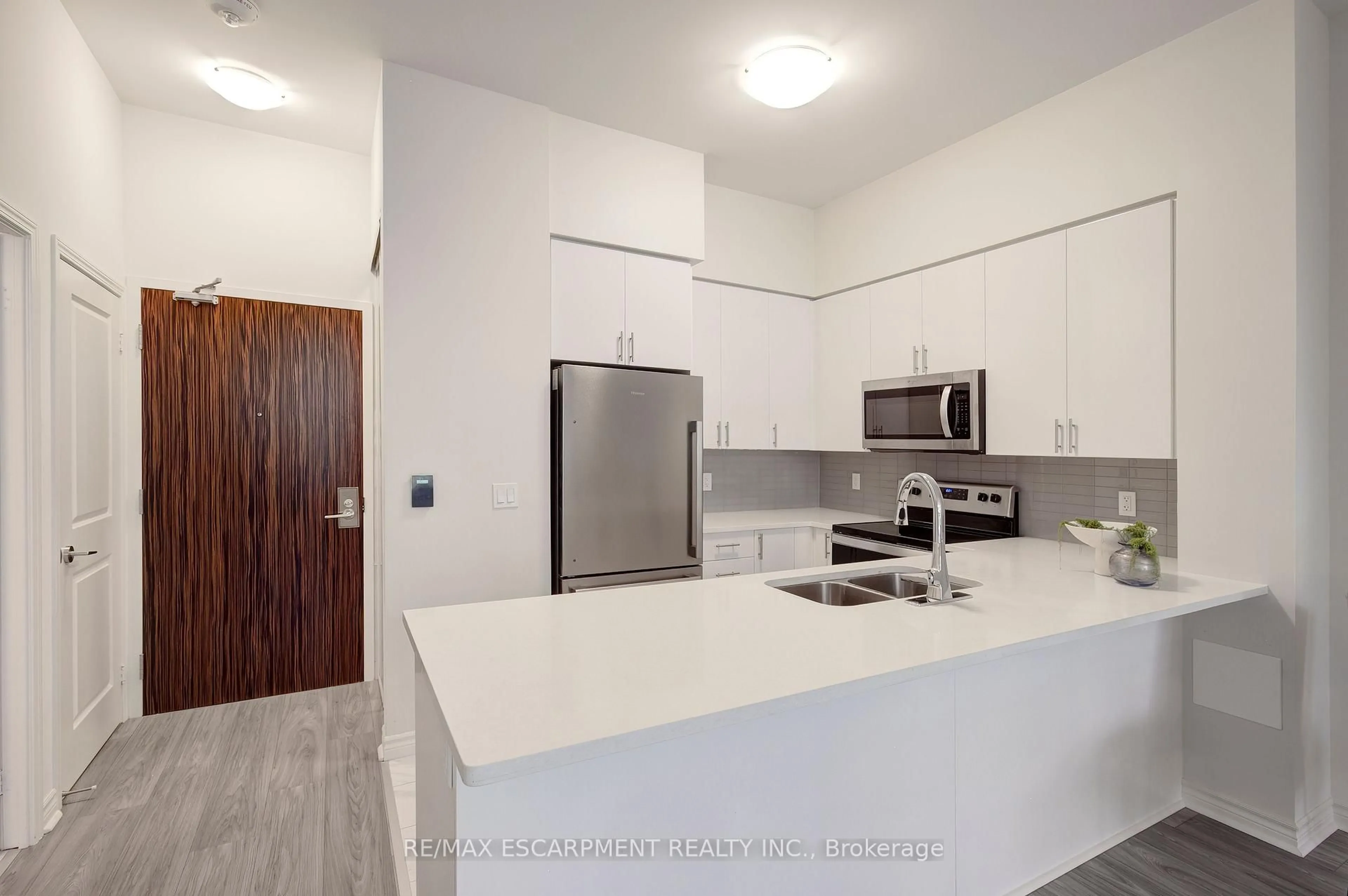 Standard kitchen, unknown for 349 Rathburn Rd #107, Mississauga Ontario L5B 0G9