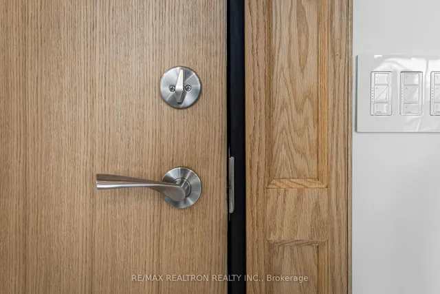 300 Manitoba St #311, Toronto 5