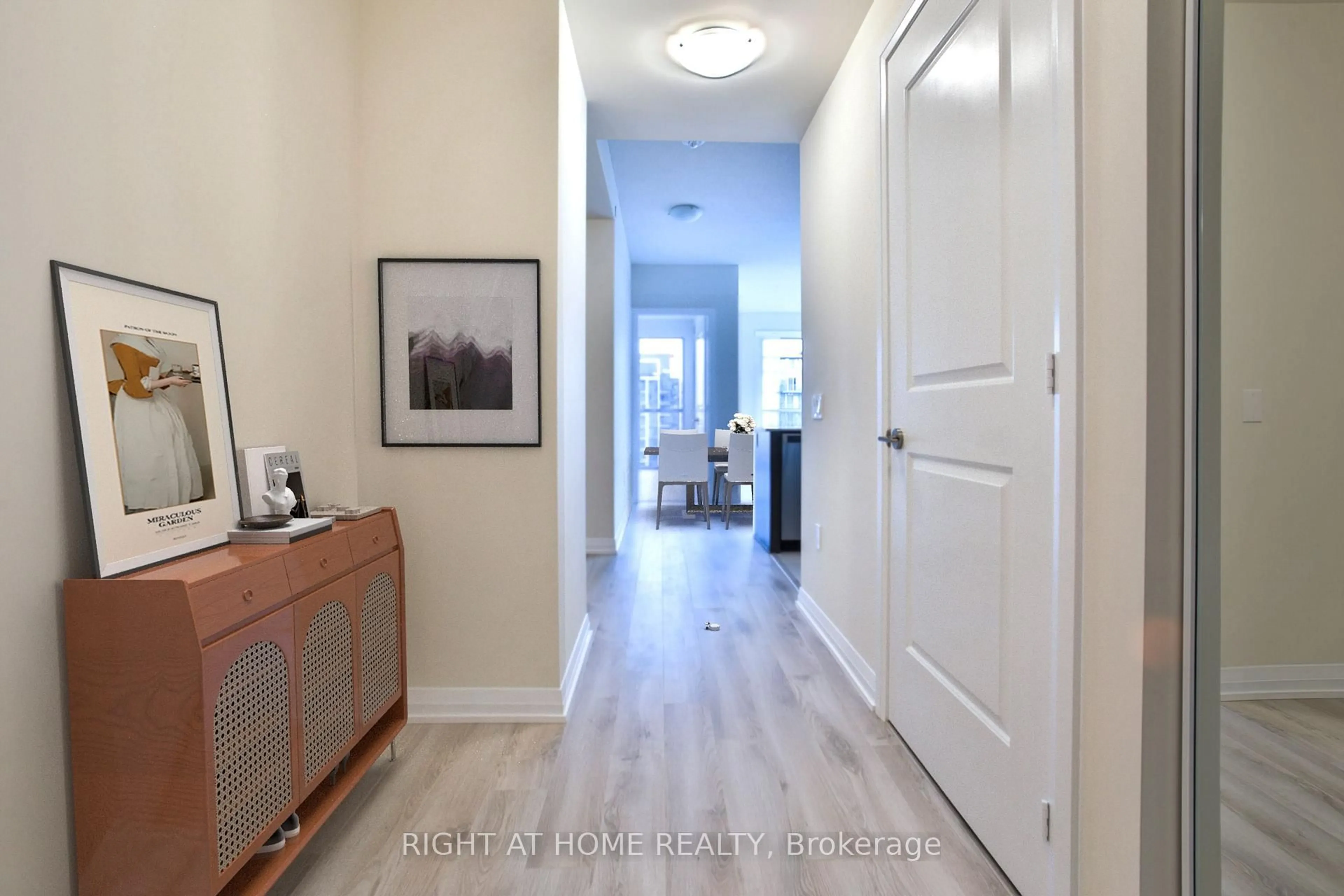 Indoor entryway for 35 WATERGARDEN Dr #2014, Mississauga Ontario L5R 0G8
