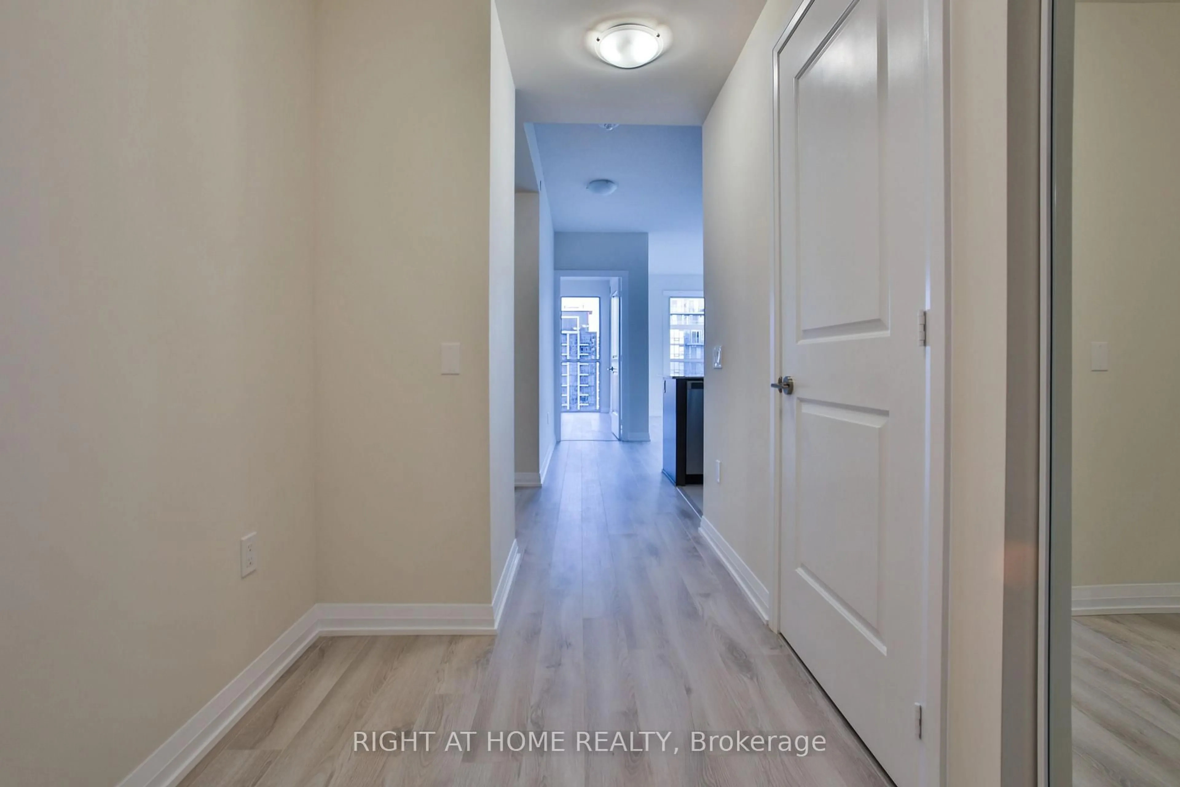 Indoor entryway for 35 WATERGARDEN Dr #2014, Mississauga Ontario L5R 0G8