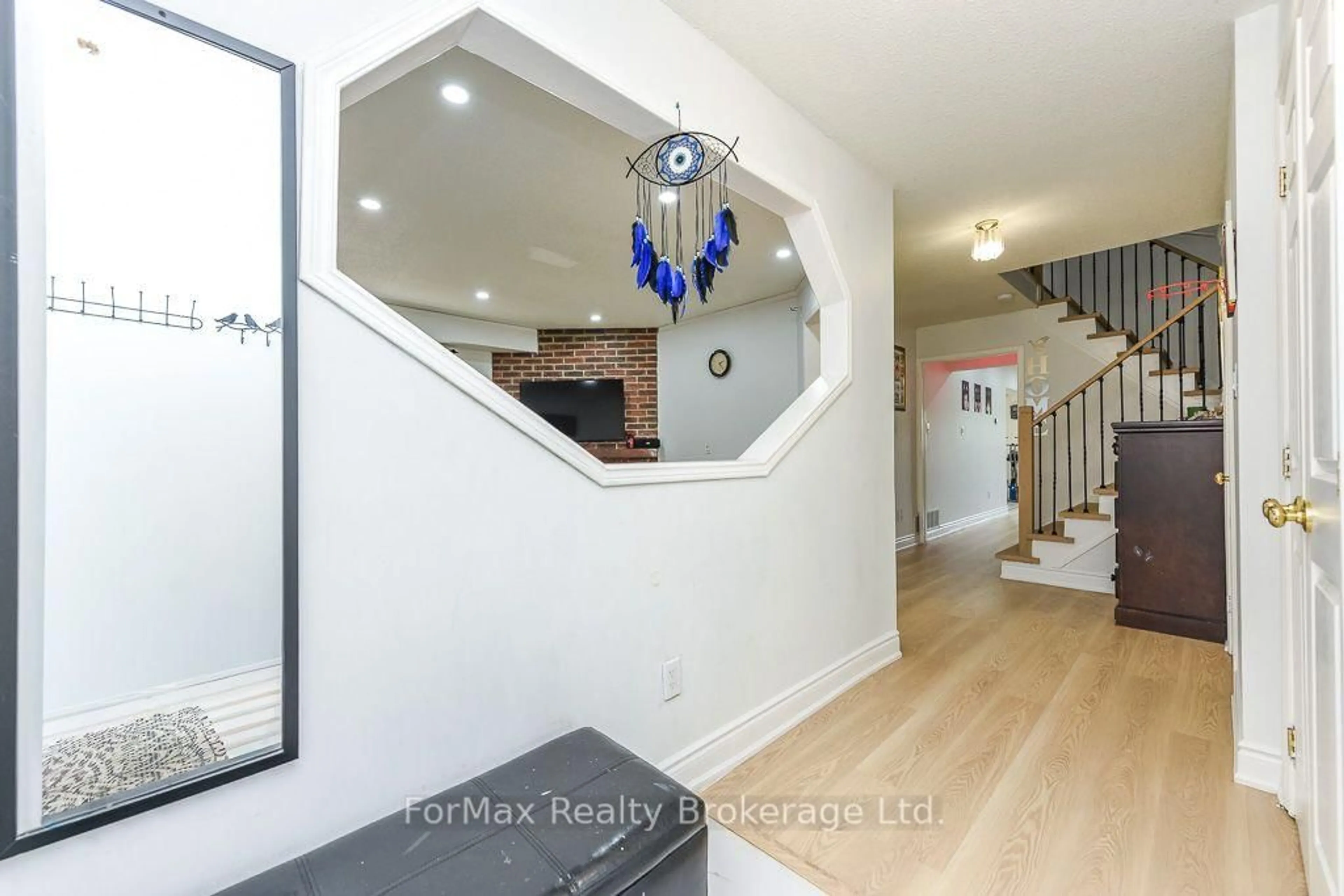 Indoor entryway for 56 Bridekirk Pl, Brampton Ontario L6Y 2V8