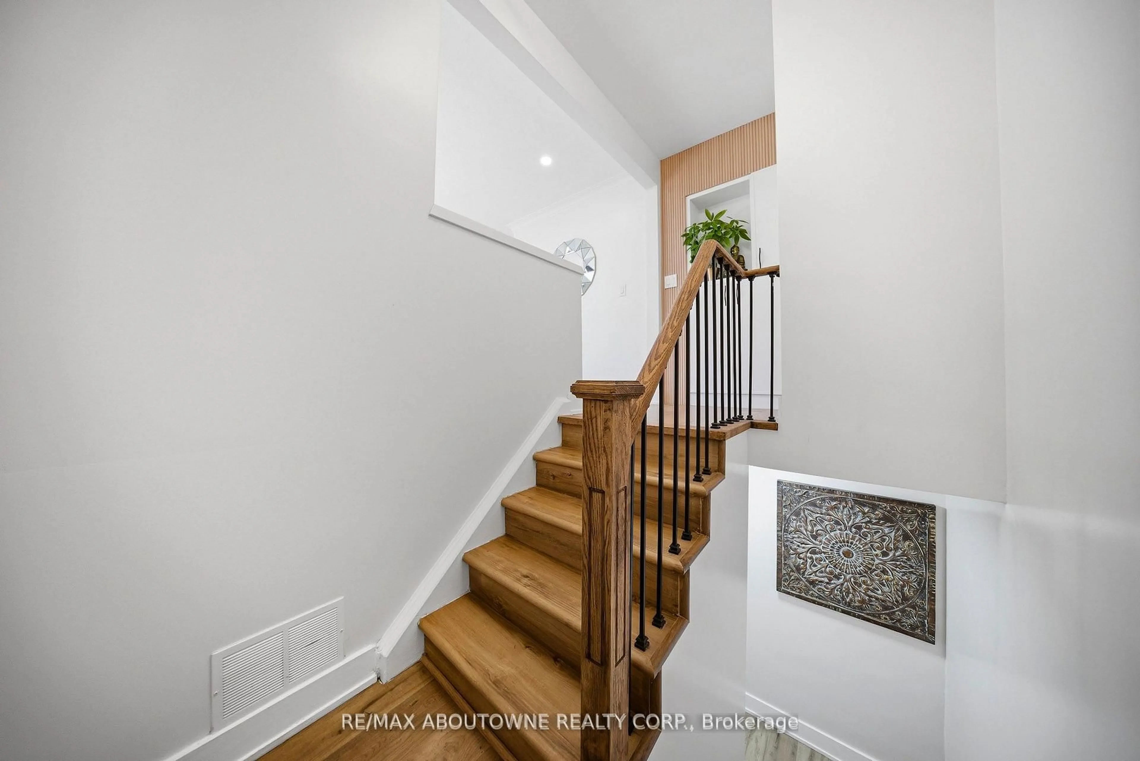 Stairs for 2066 Rebecca St, Oakville Ontario L6L 2A2