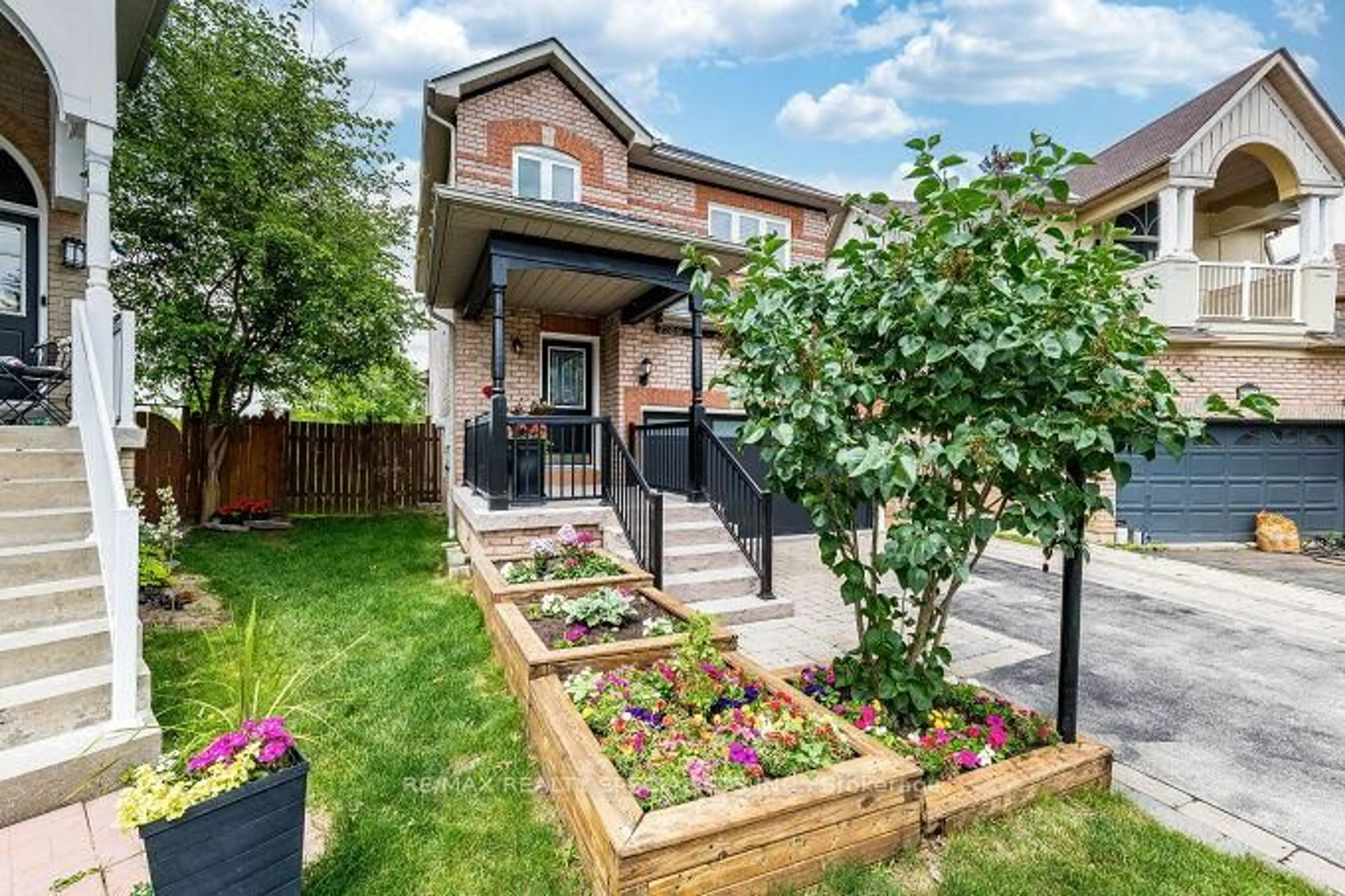 Home with brick exterior material, street for 7389 Banffshire Crt, Mississauga Ontario L5N 7Z9