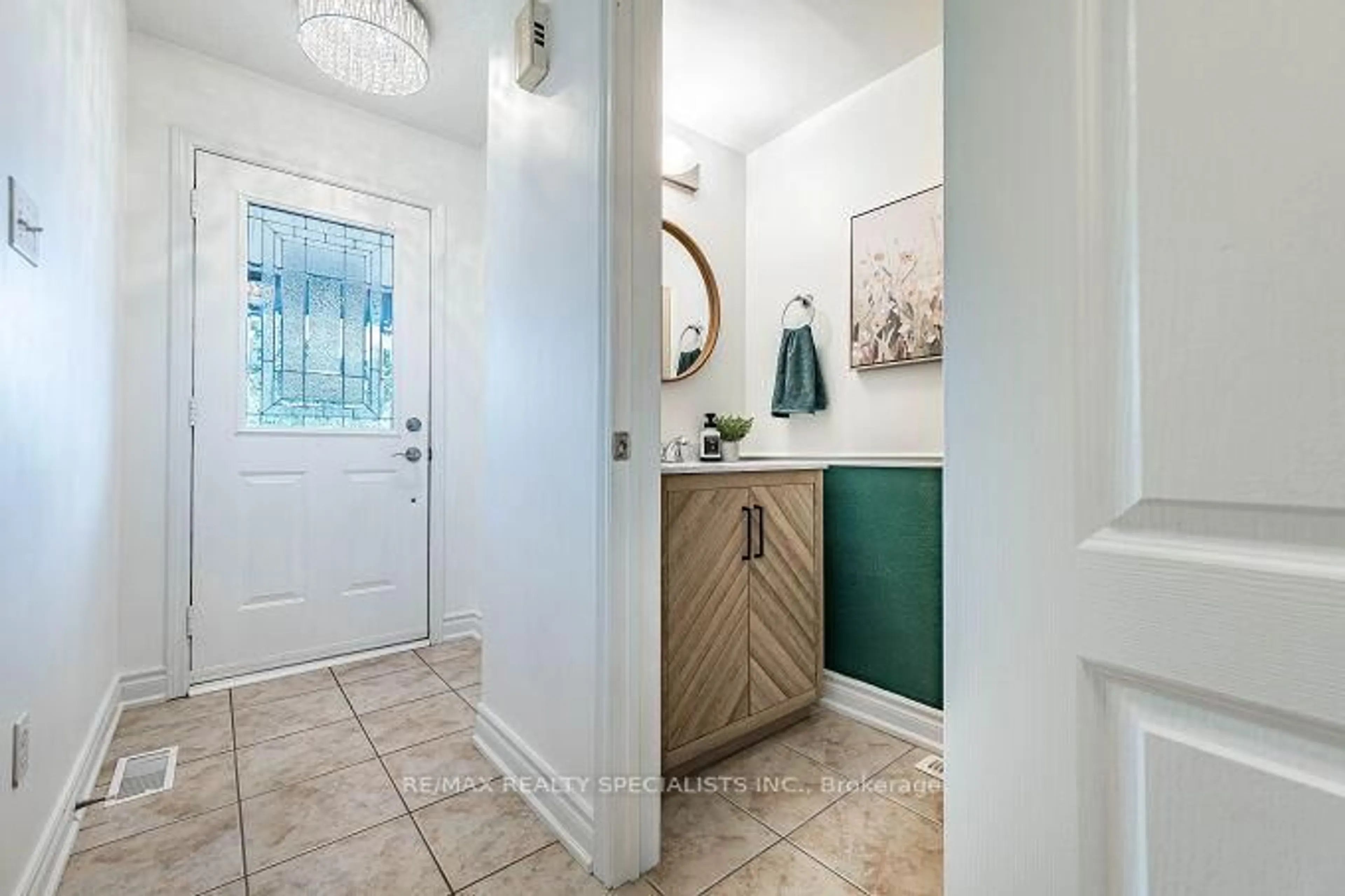 Indoor entryway for 7389 Banffshire Crt, Mississauga Ontario L5N 7Z9