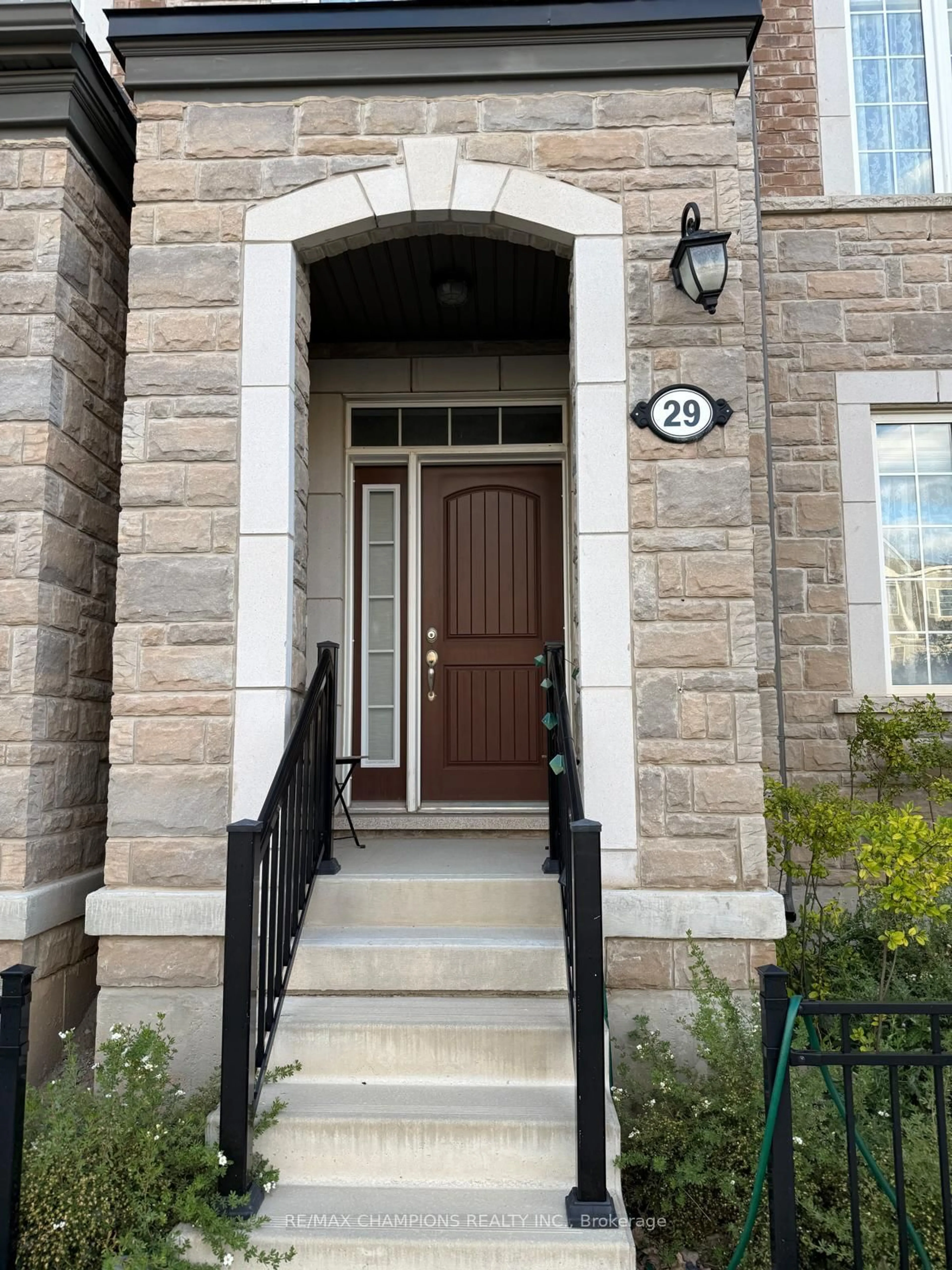 Indoor entryway for 1222 Rose Way #29, Milton Ontario L9E 1P2