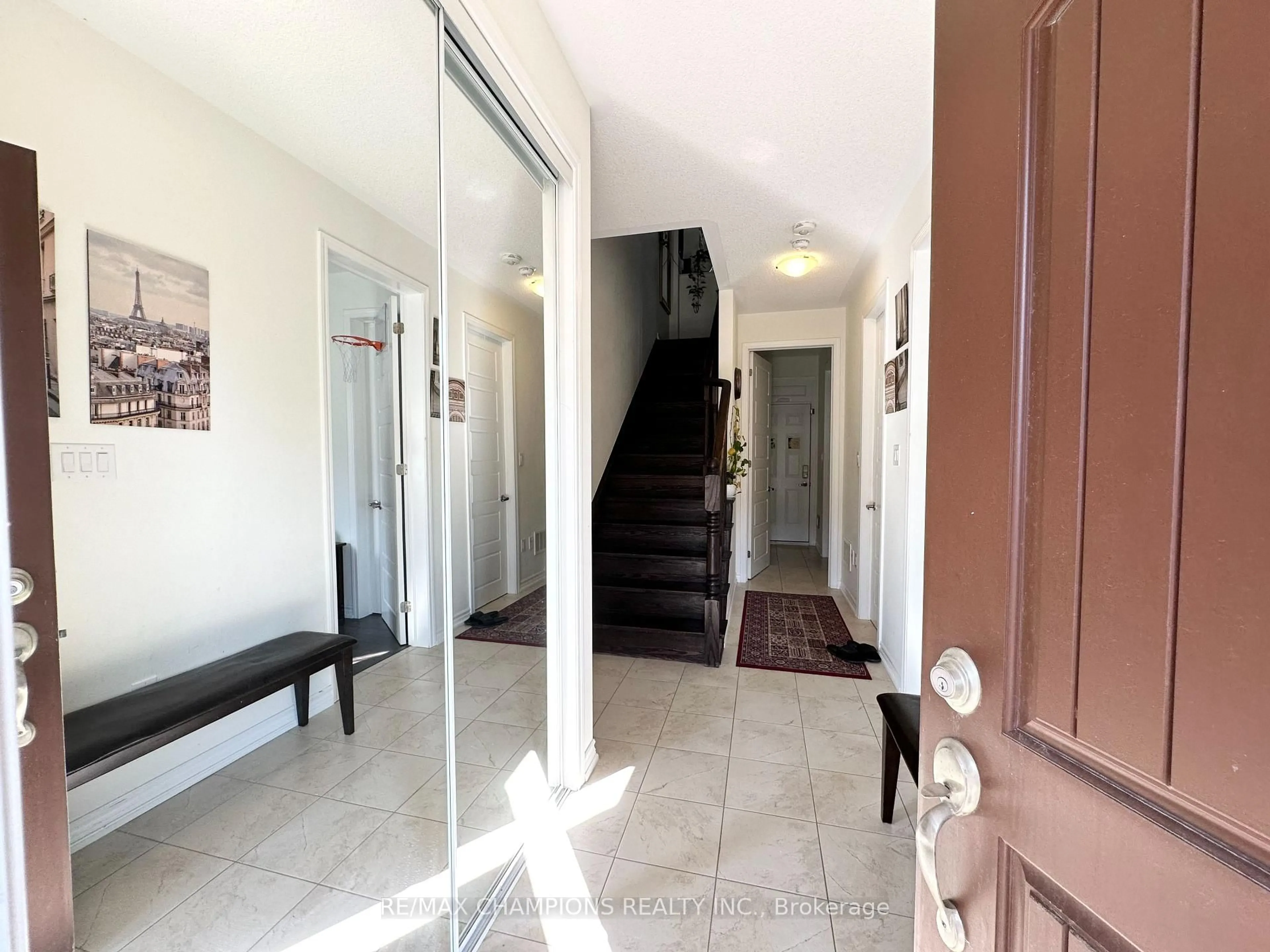 Indoor foyer for 1222 Rose Way #29, Milton Ontario L9E 1P2