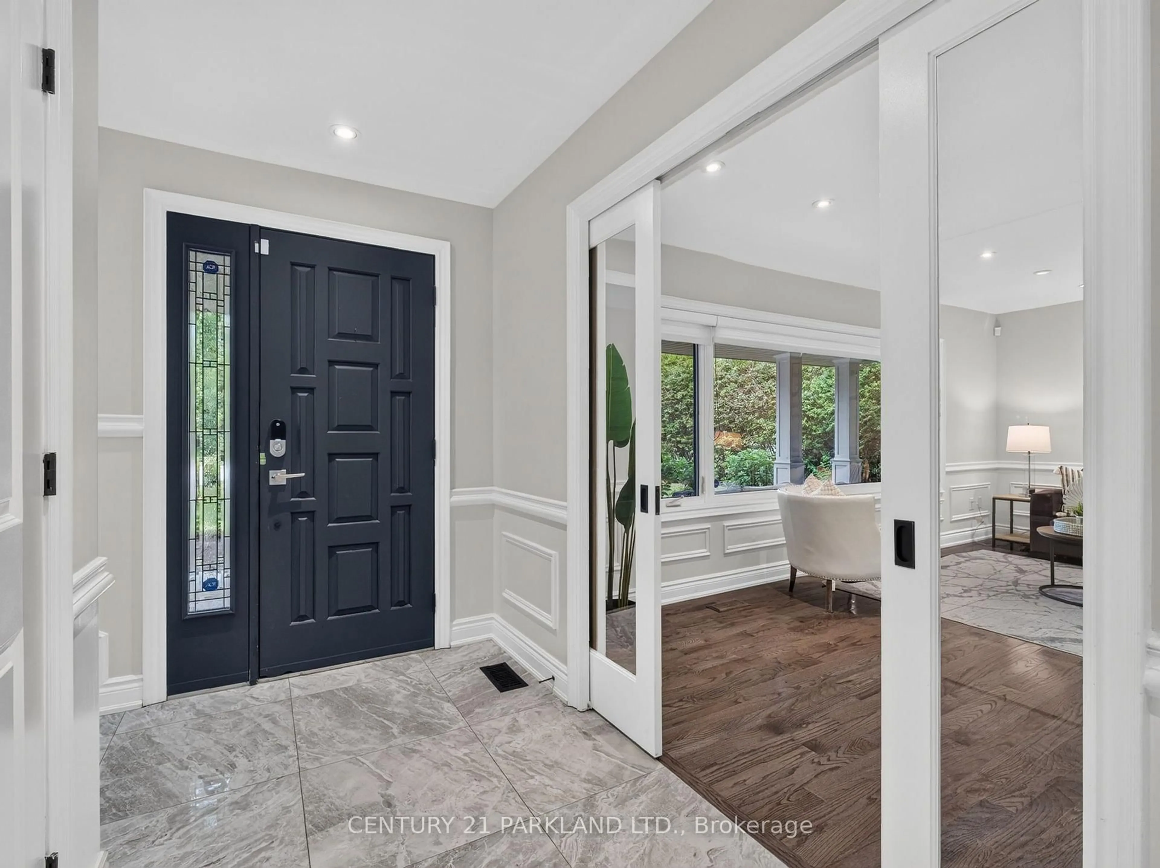 Indoor entryway for 1302 Hillview Cres, Oakville Ontario L6H 2C7