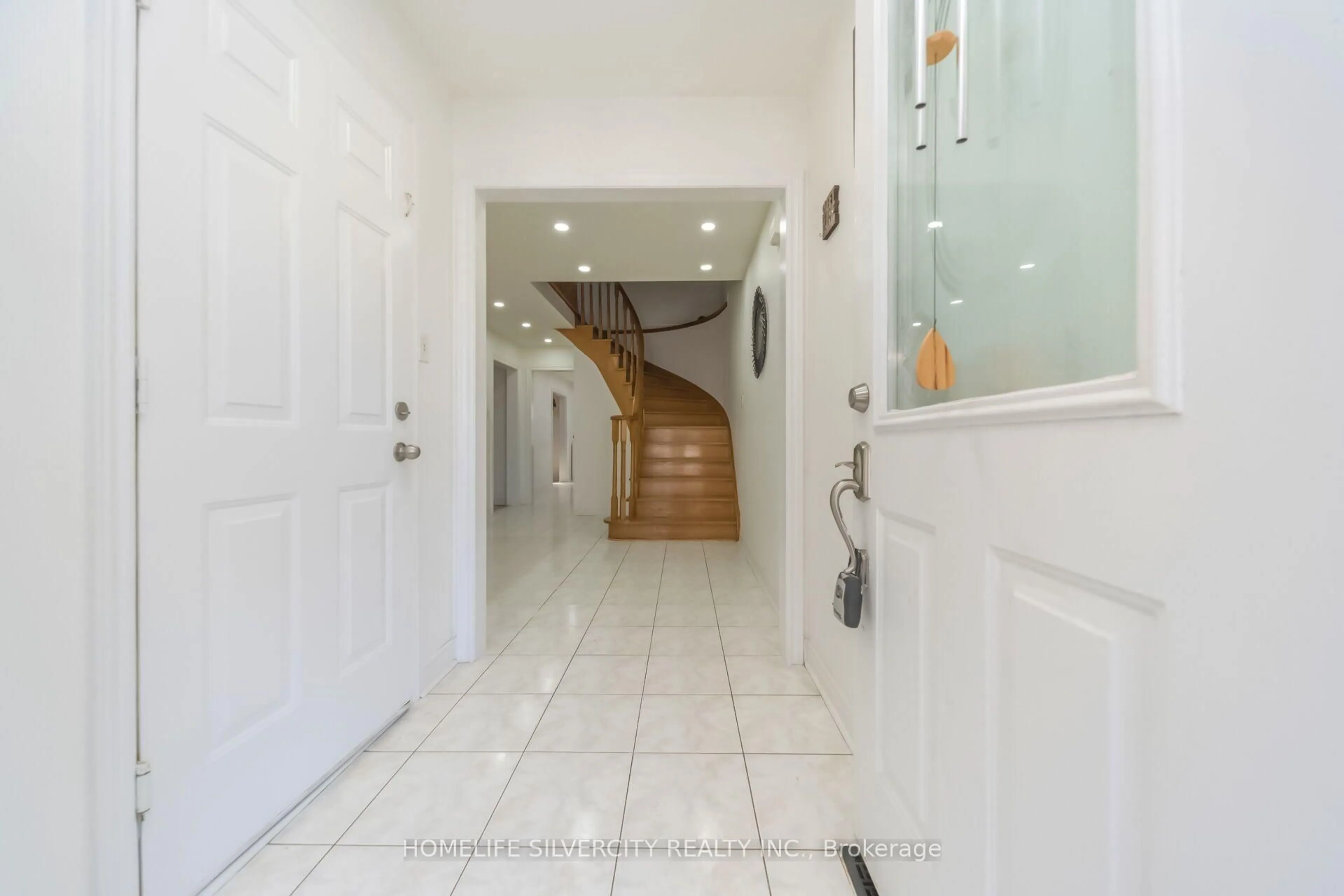 Indoor foyer for 14 Sahara Tr, Brampton Ontario L6R 1P2