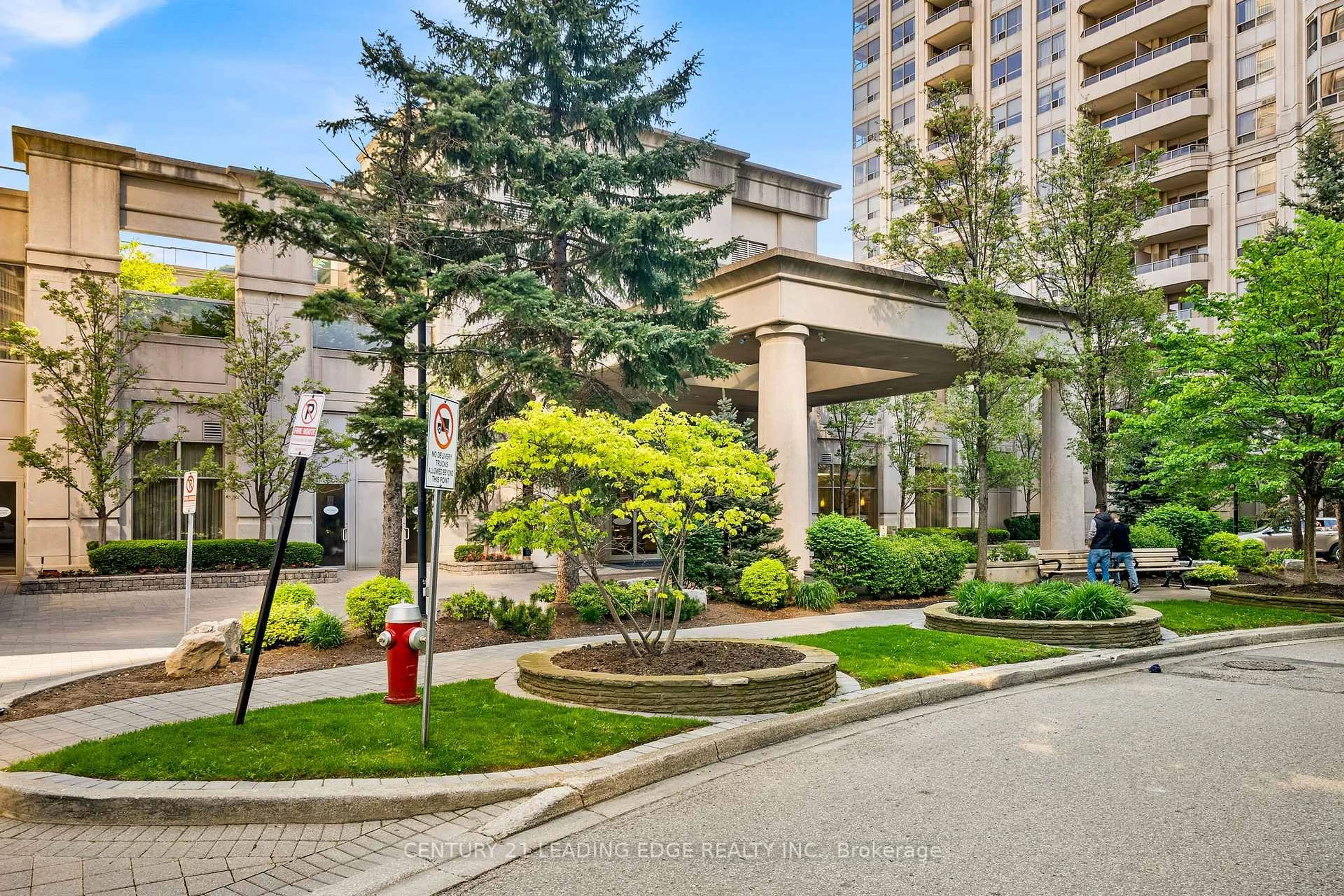 Patio, street for 35 Kingsbridge Garden Circ #1812, Mississauga Ontario L5R 3Z5