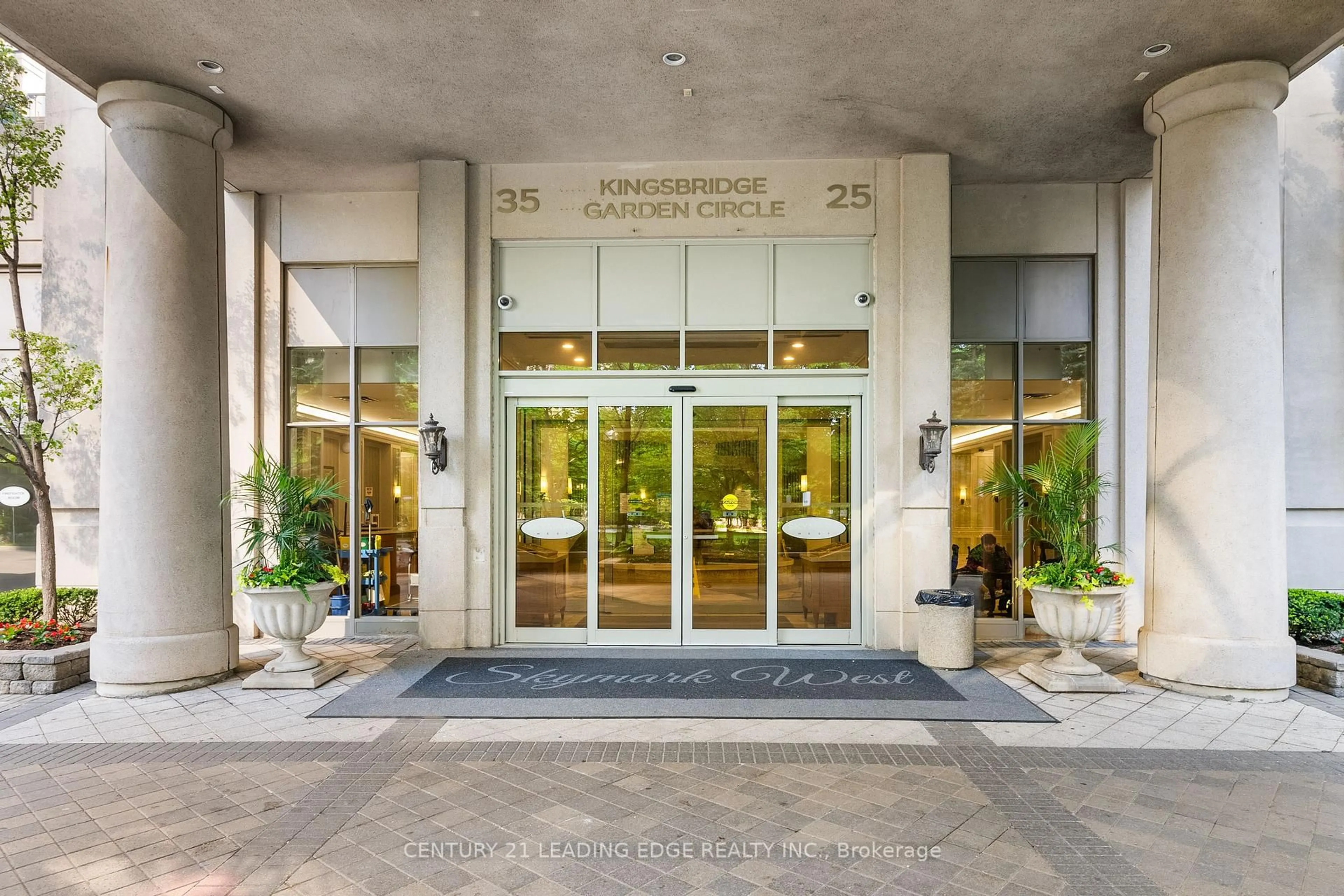 Indoor foyer for 35 Kingsbridge Garden Circ #1812, Mississauga Ontario L5R 3Z5