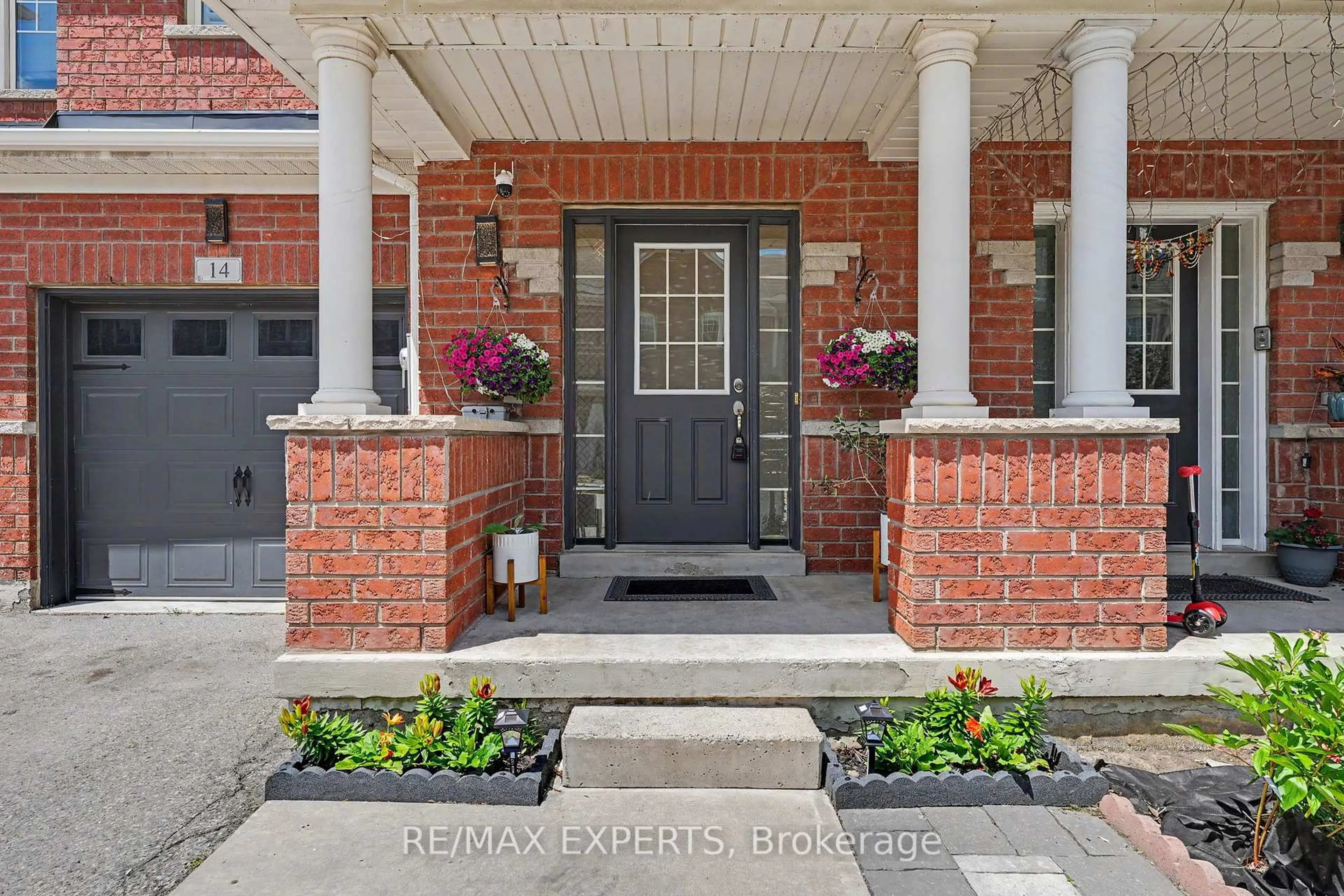 Indoor entryway for 14 Lotus St, Brampton Ontario L6P 3E1