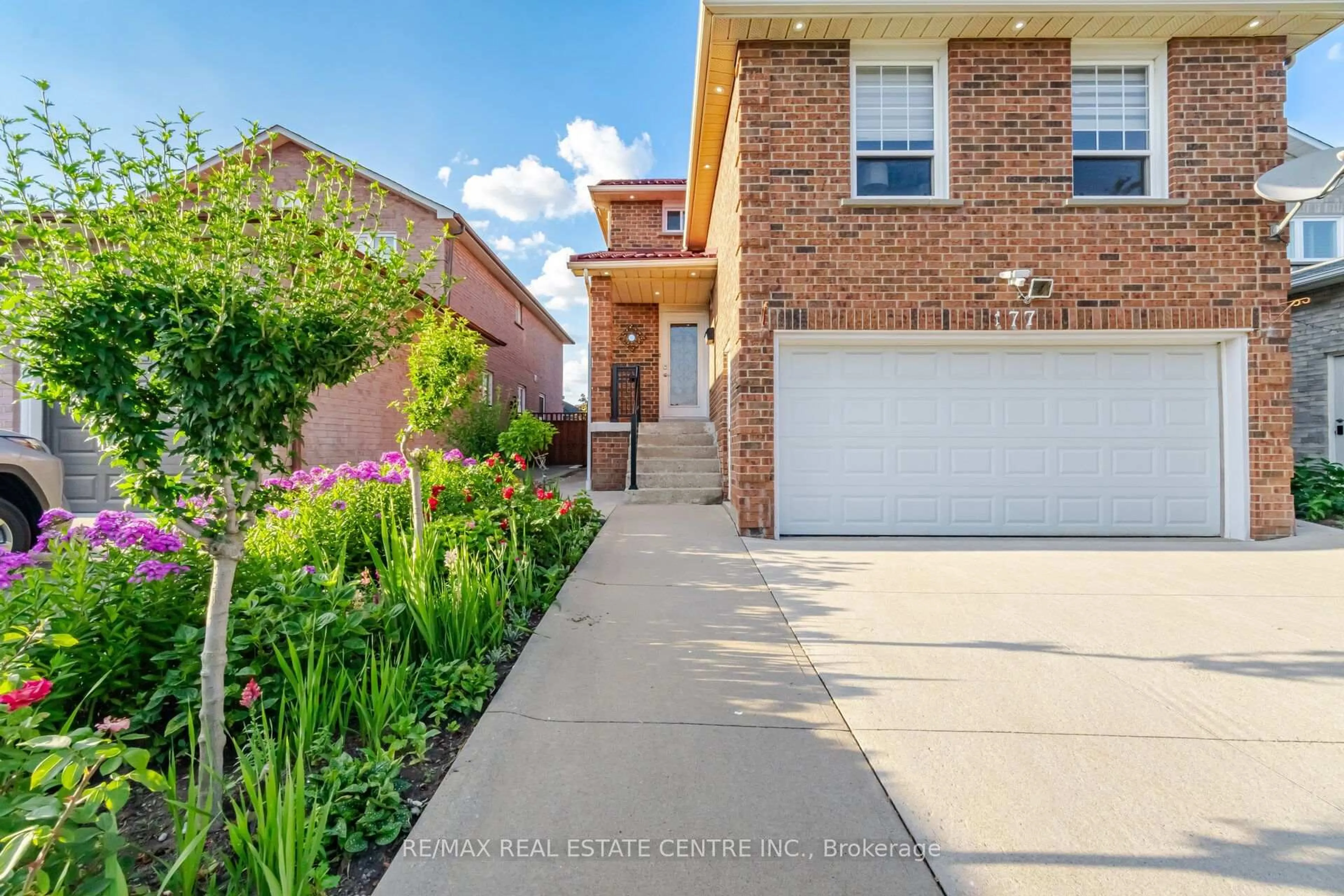A pic from outside/outdoor area/front of a property/back of a property/a pic from drone, street for 177 Surbray Grve, Mississauga Ontario L5B 2E2
