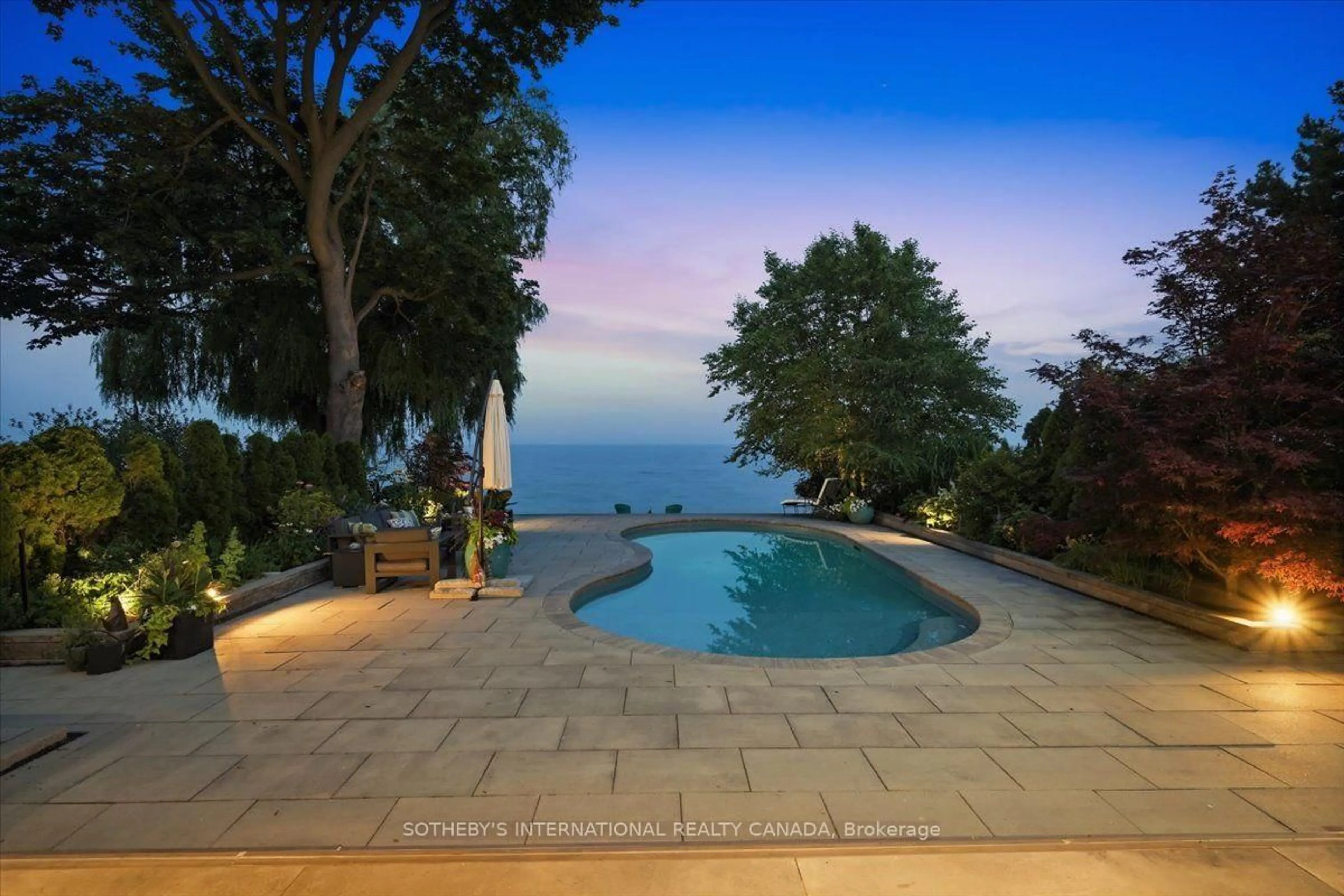 Pool for 102 Cumberland Dr, Mississauga Ontario L5G 3M8
