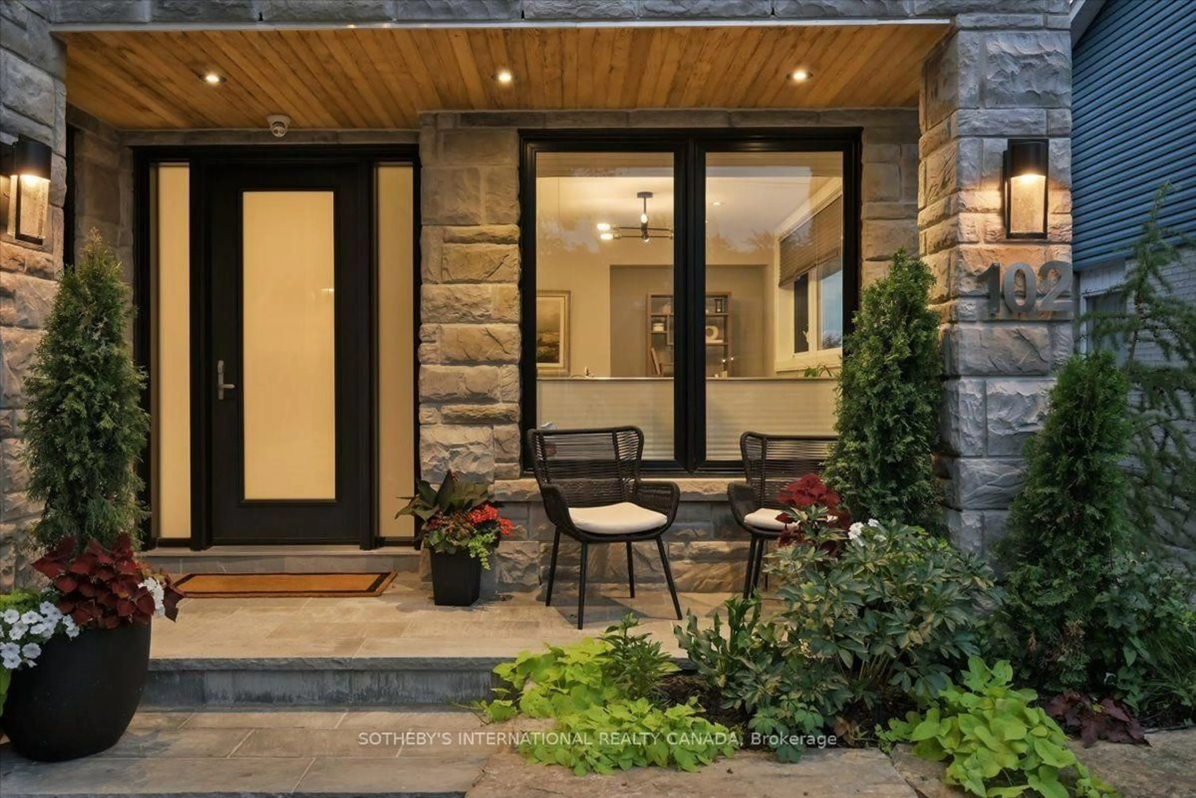 Indoor entryway for 102 Cumberland Dr, Mississauga Ontario L5G 3M8