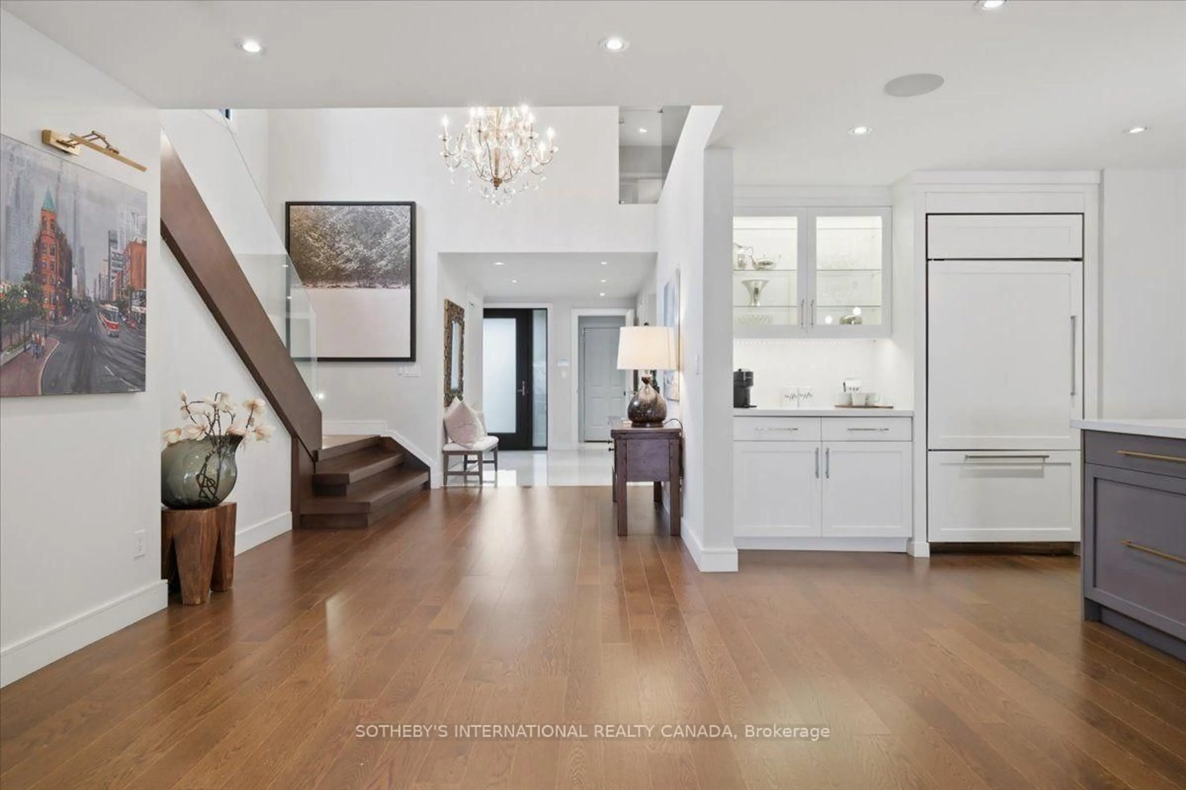 Indoor entryway for 102 Cumberland Dr, Mississauga Ontario L5G 3M8