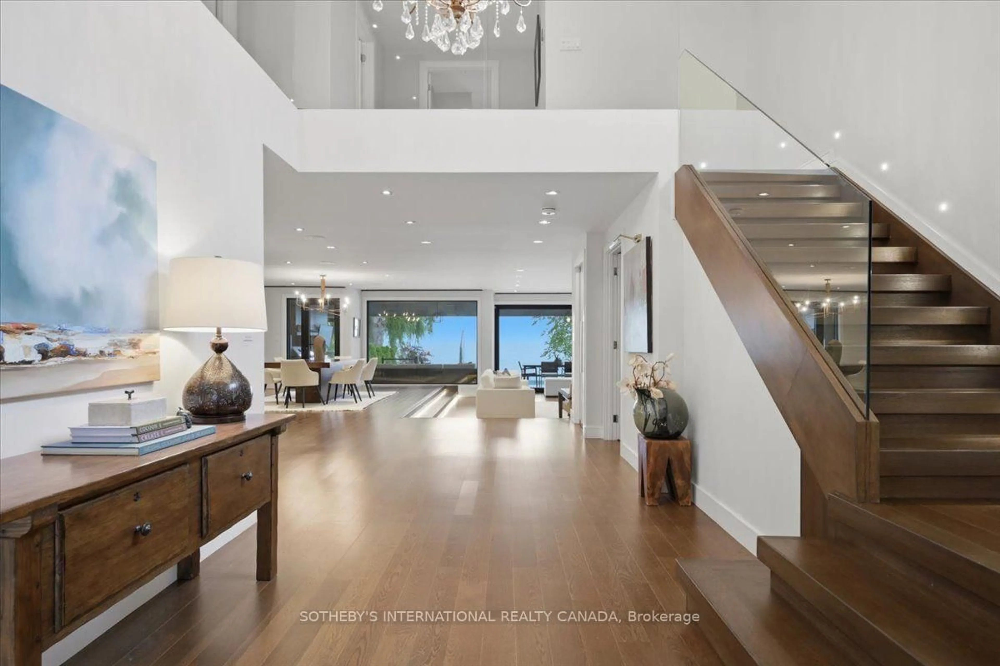 Indoor foyer for 102 Cumberland Dr, Mississauga Ontario L5G 3M8