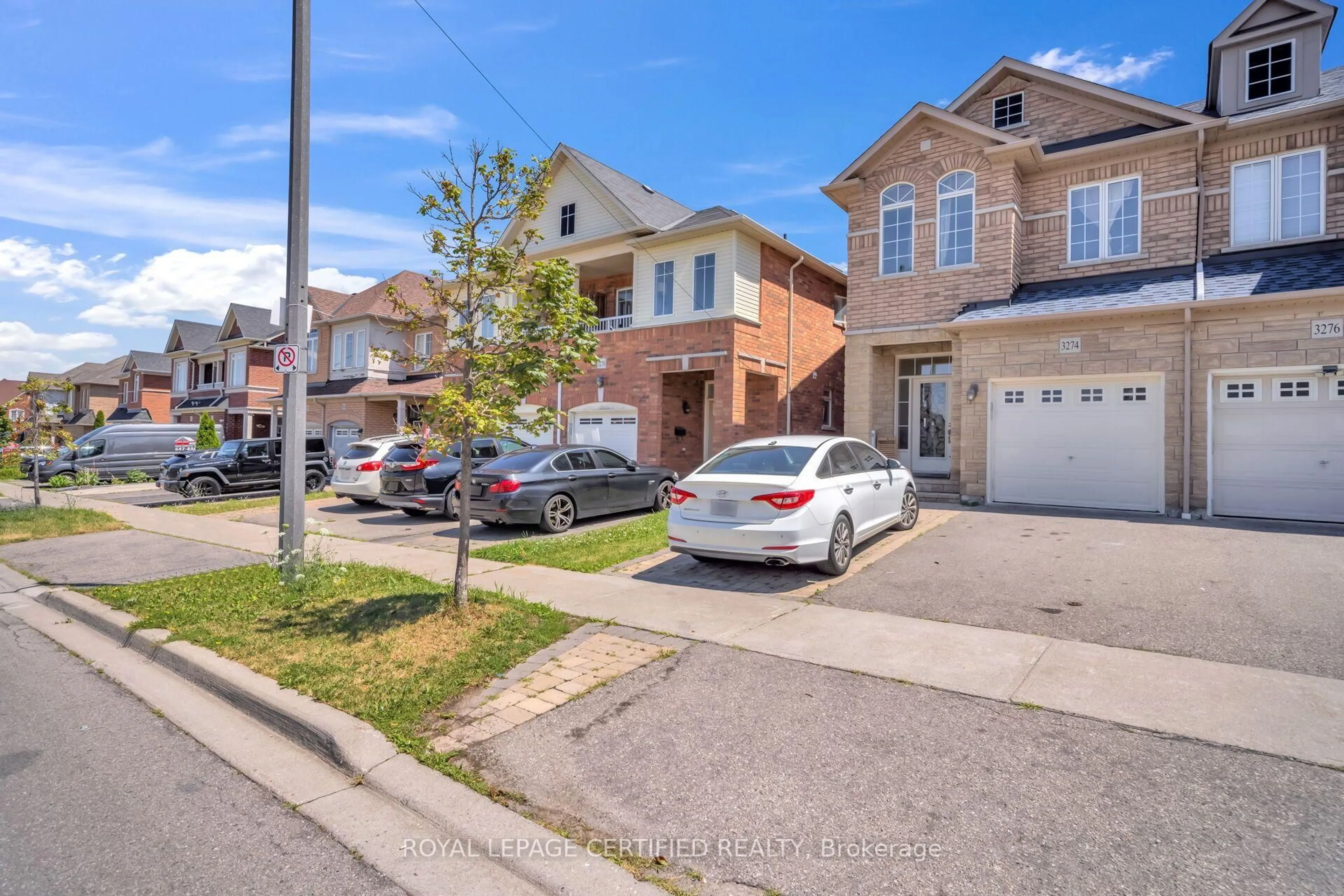 A pic from outside/outdoor area/front of a property/back of a property/a pic from drone, street for 3274 Sunlight St, Mississauga Ontario L5M 0G7