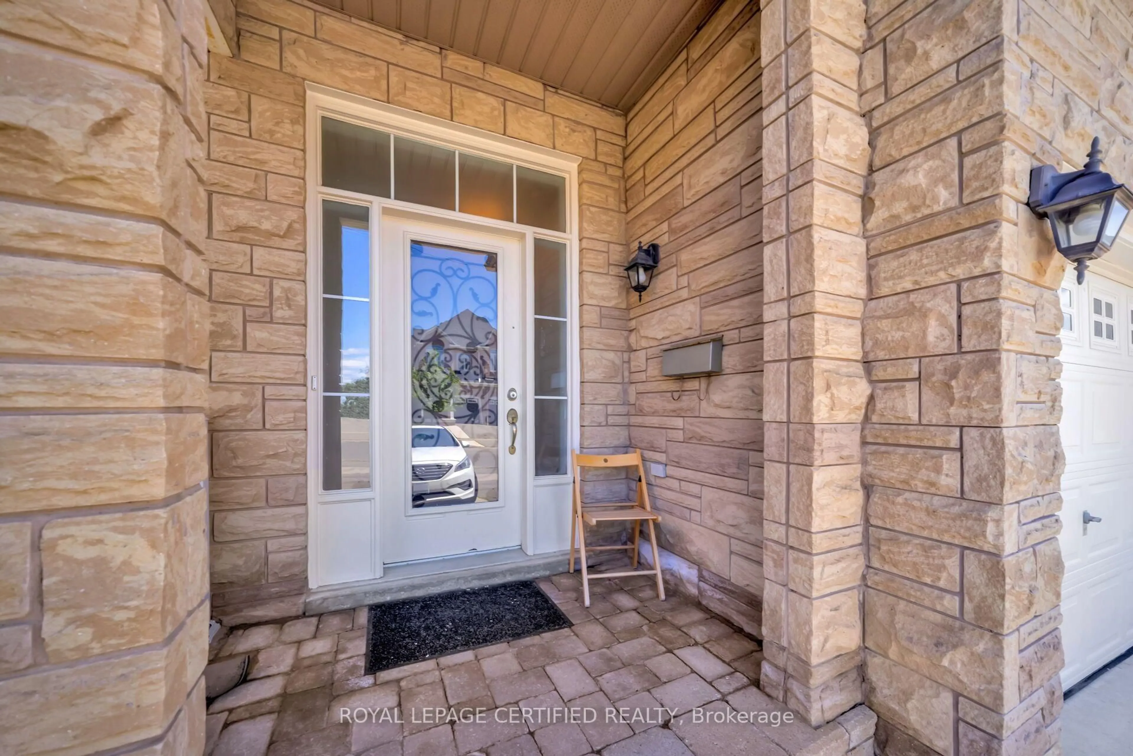 Indoor entryway for 3274 Sunlight St, Mississauga Ontario L5M 0G7