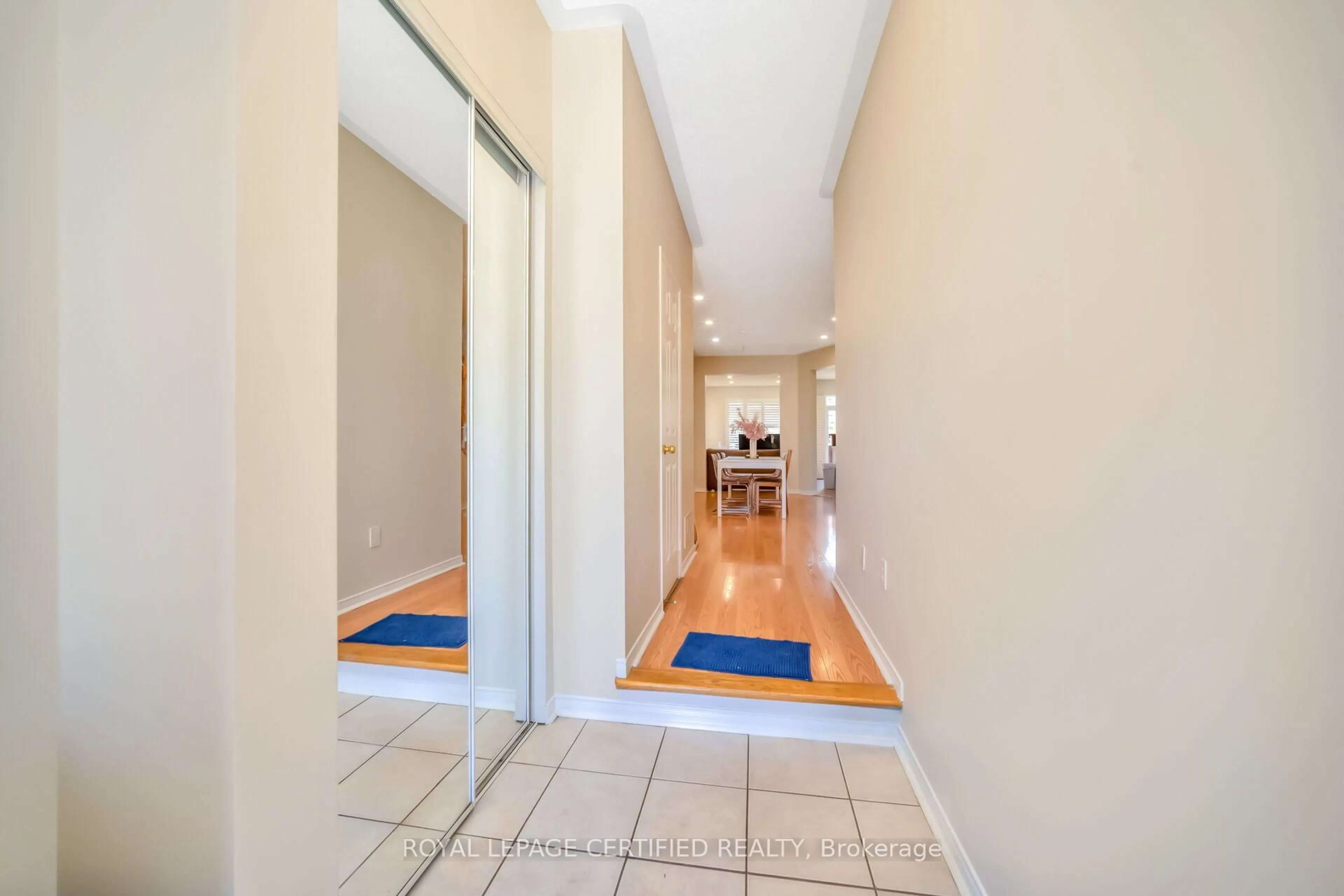 Indoor foyer for 3274 Sunlight St, Mississauga Ontario L5M 0G7