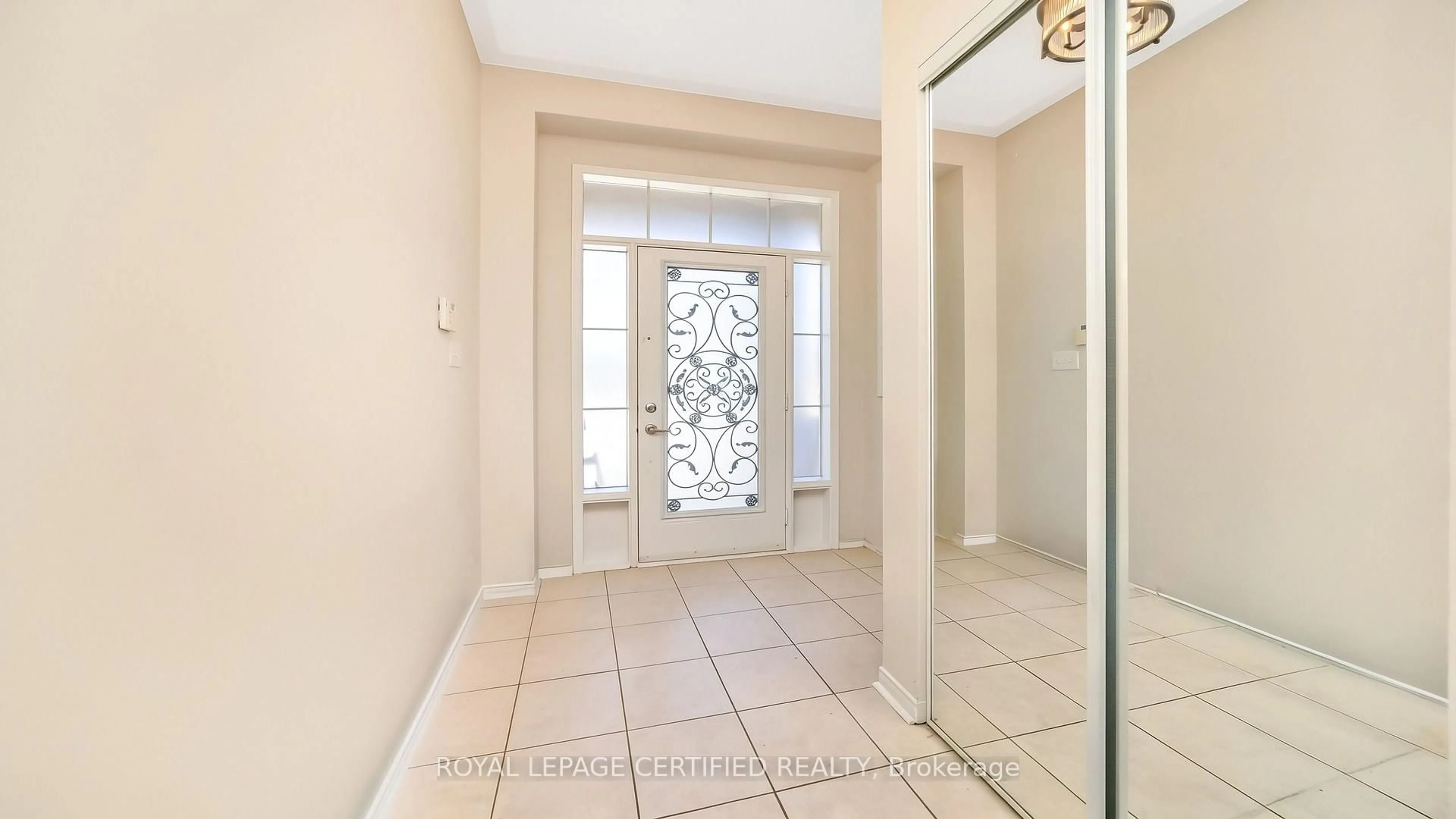 Indoor entryway for 3274 Sunlight St, Mississauga Ontario L5M 0G7
